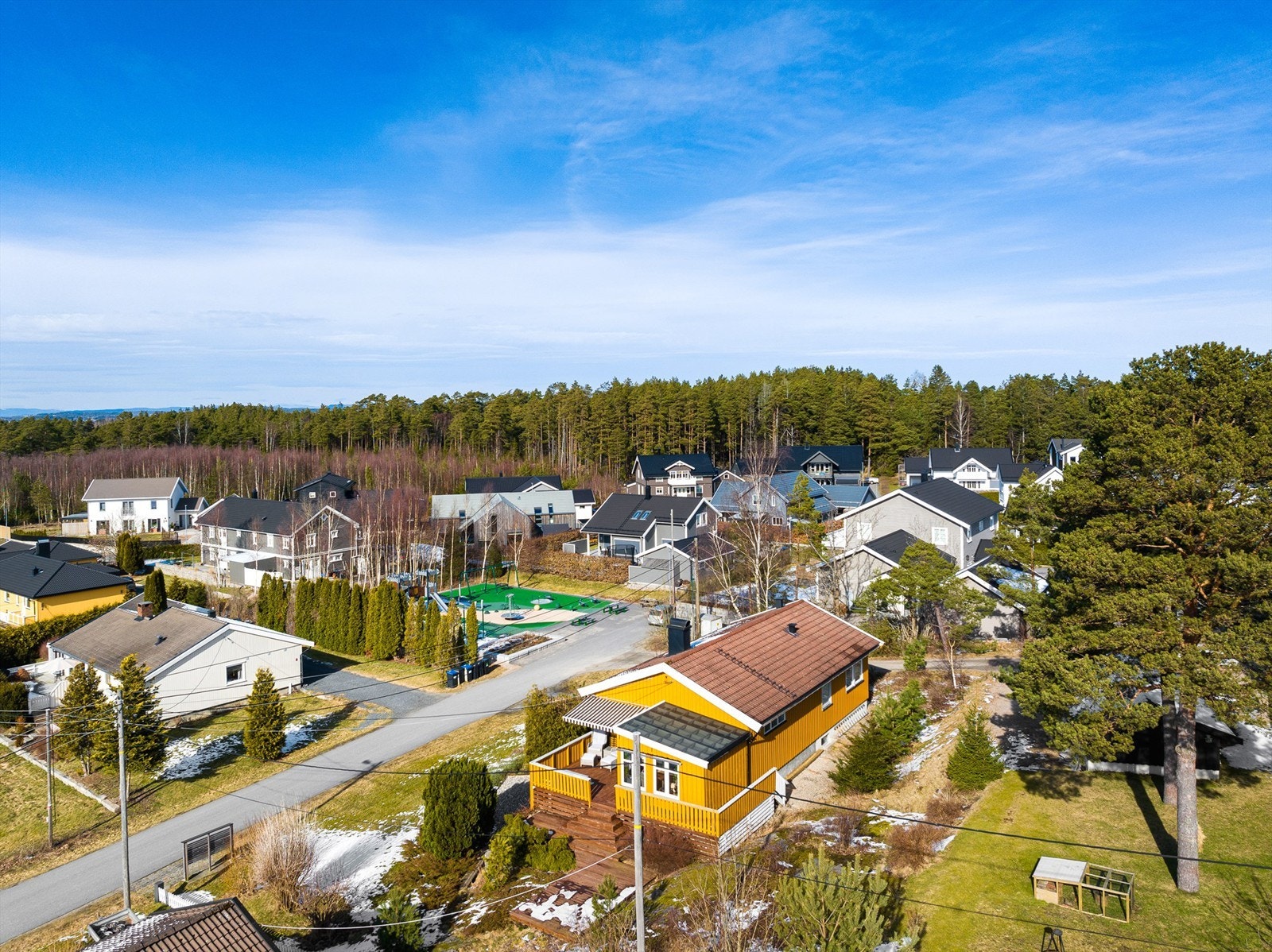 Nabolaget på Manstad er utpreget barne- og familievennlig. Lekeplass ligger rett over gaten. Galleribilde