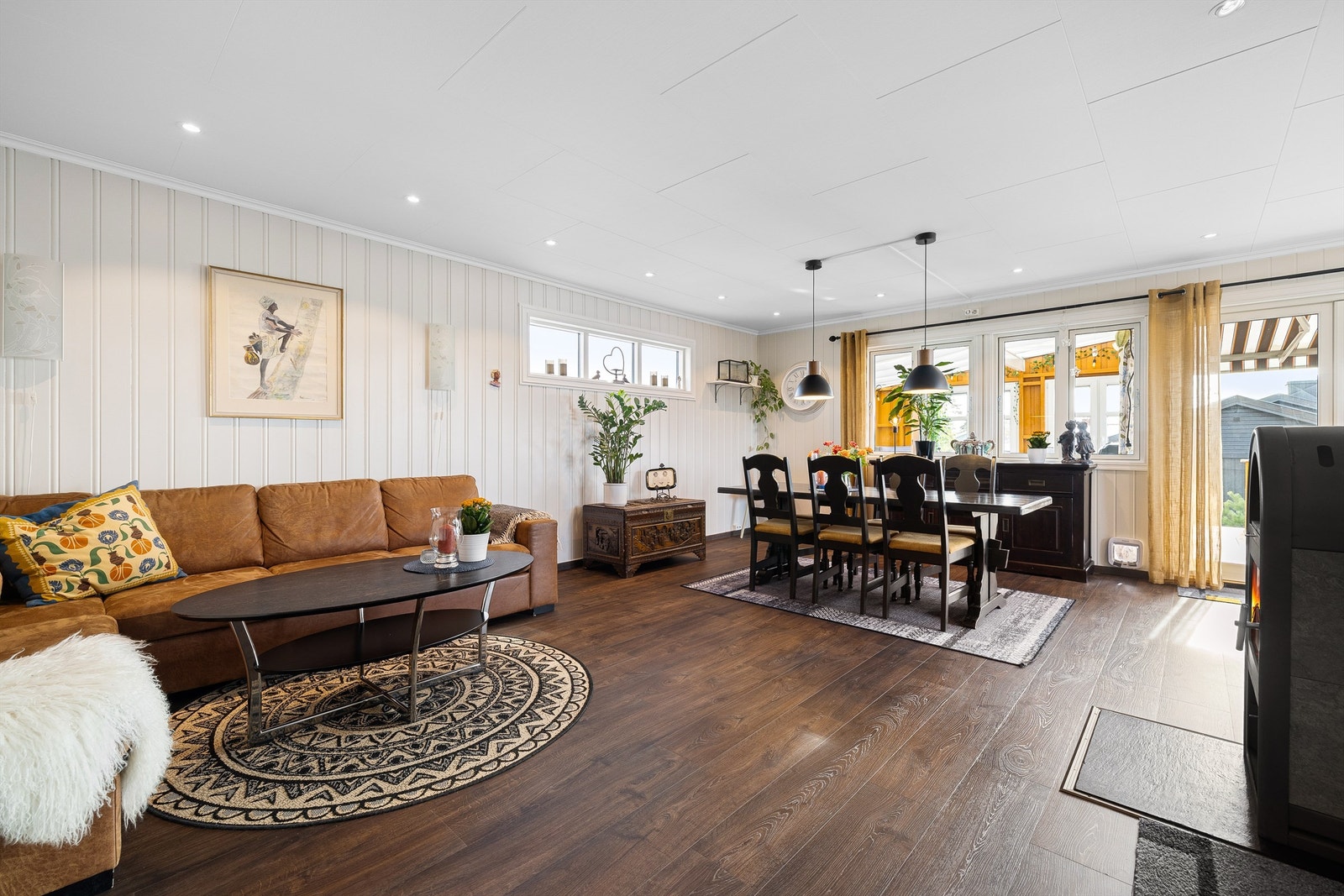 Innfelte spotter gir effektfull belysning til stuen og kan dimmes til ønsket stemning. Galleribilde