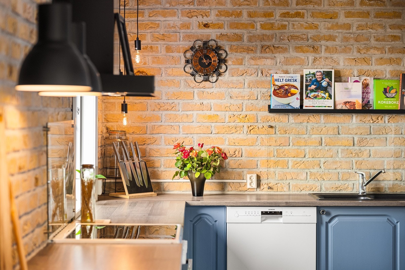 Kjøkkeninnredningen oppgradert med nye benkeplater og ny vask. Overskap og benkeskap er dels omplassert. Galleribilde