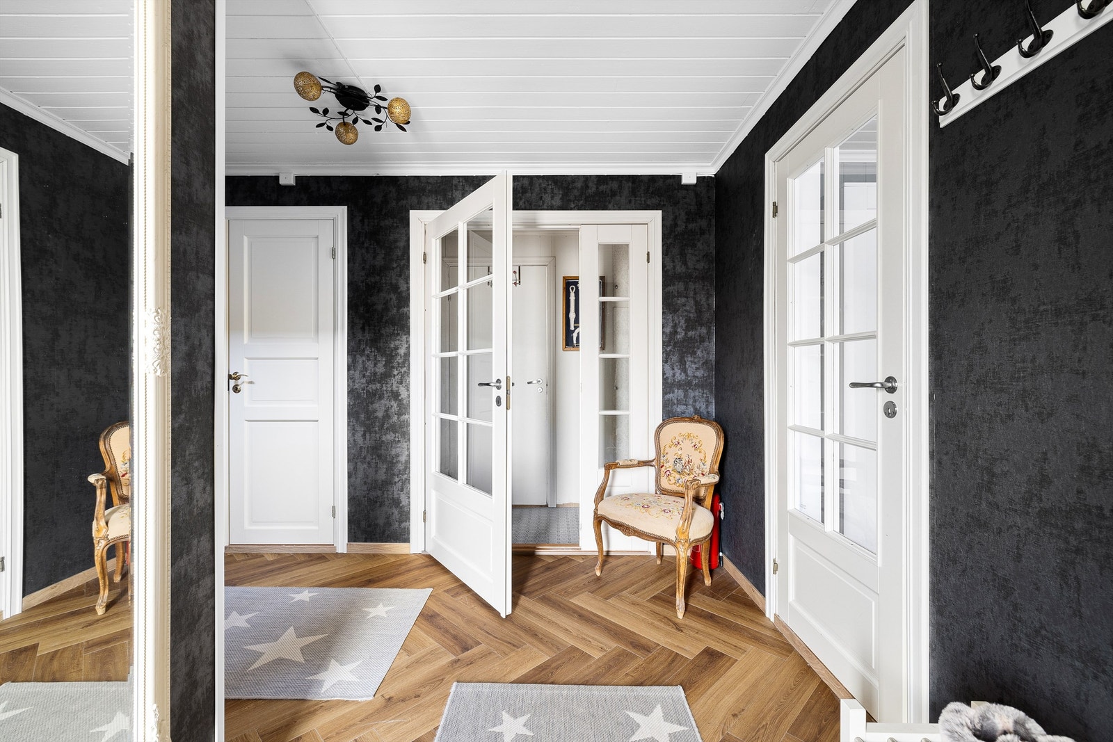 Innenfor hallen finnes både et romslig vaskerom og to boder som representerer gode lagringsmuligheter. Galleribilde