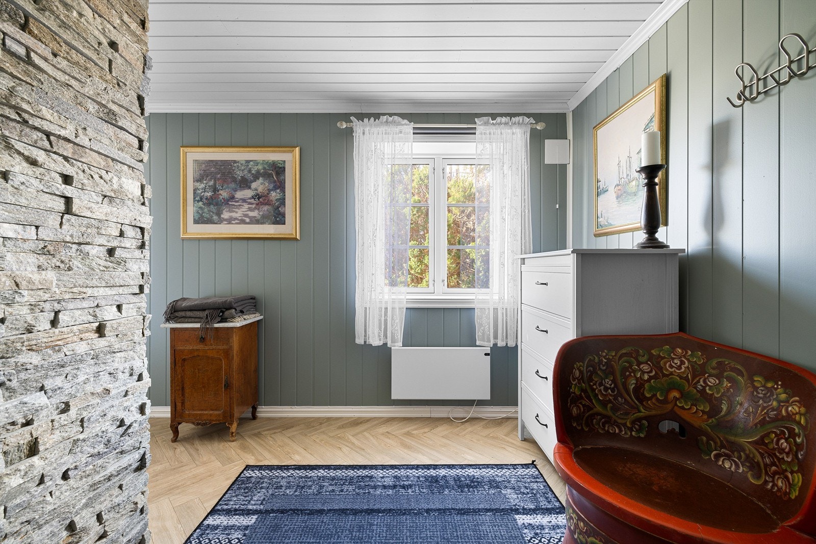 Delevegg mellom soverom og tilstøtende rom ble fjernet i 2021 før etablering av nye overflater. Vinduene ble samtidig skiftet ut. Galleribilde