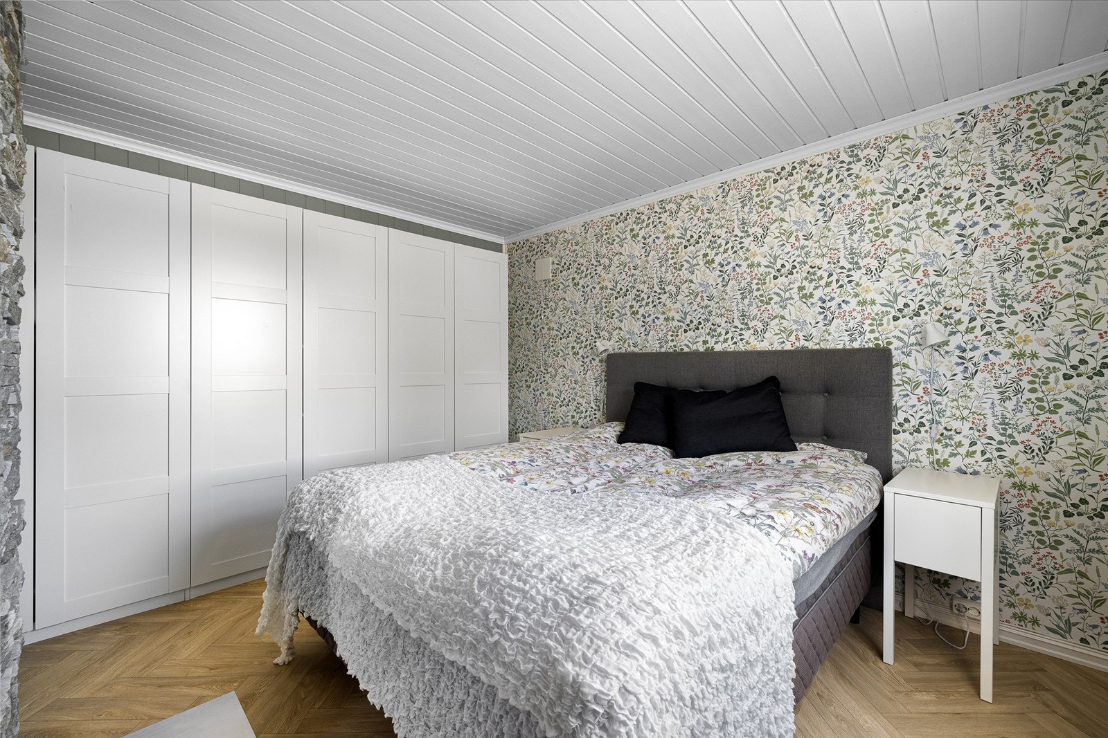 Underetasjens soverom ble i 2021 slått sammen med tilstøtende rom og bygget opp på nytt. Gulv og vegger ble samtidig isolert. Galleribilde