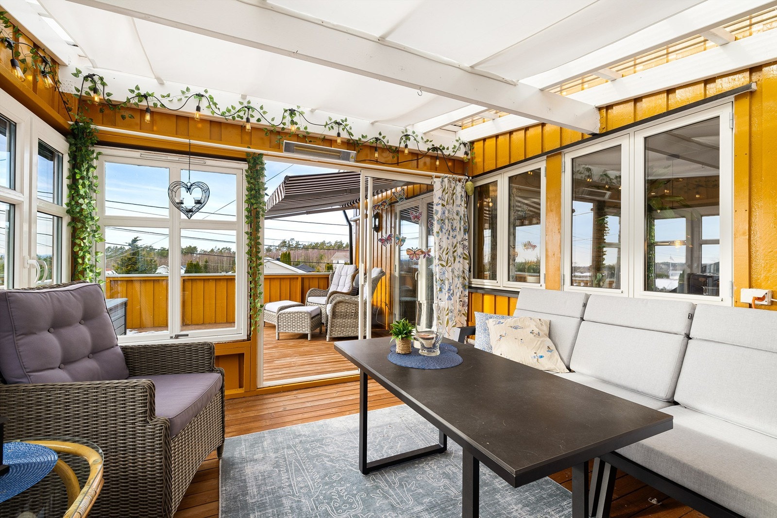 Nytt terrassegulv ble lagt ovenpå det eksisterende i 2021, før oppføring av vinterhagen. Galleribilde