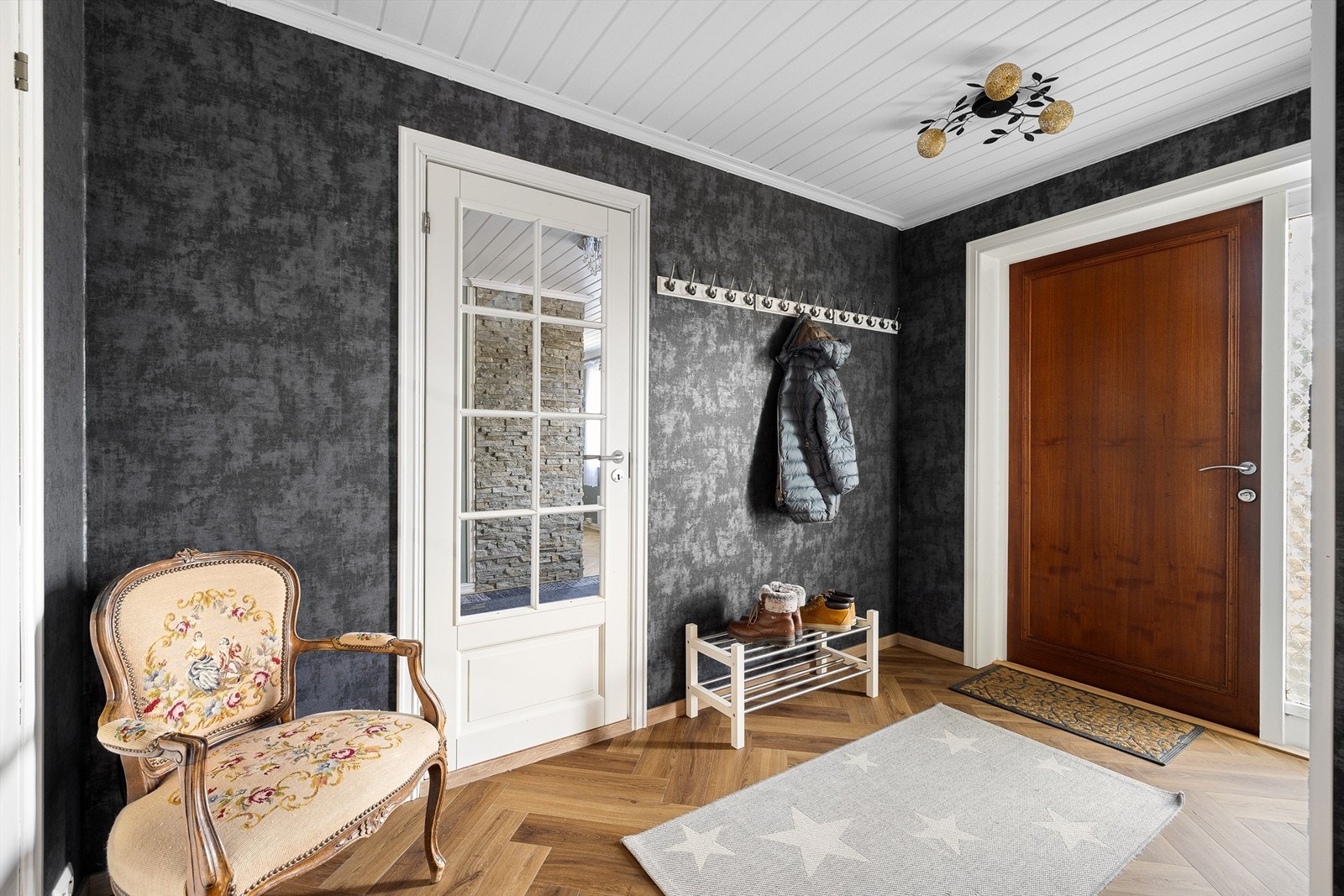 Underetasjens gang ble i 2024 ombygget til å inkludere entreen. Gulvet er isolert, oppgradert med varmefolie og fiskebeinsmønstret klikkvinyl. Galleribilde