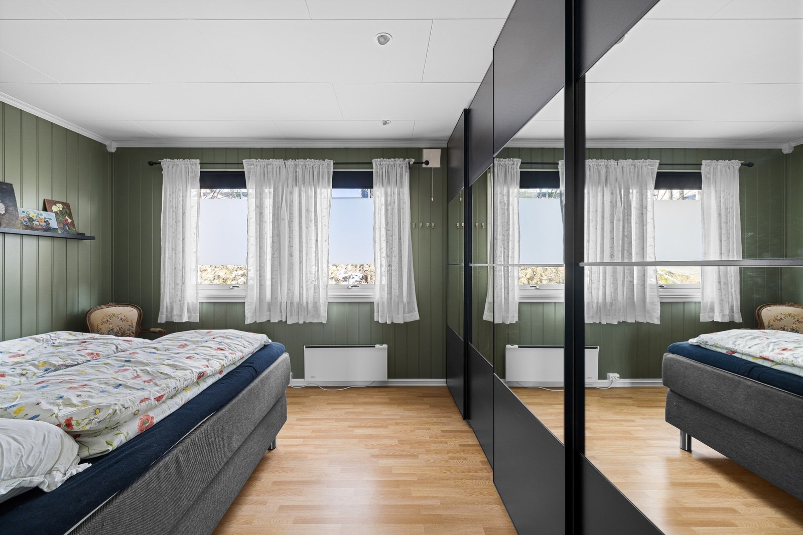 Hovedsoverommet ble malt i 2022/2023. Her oppbevares klærne organisert og lett tilgjengelig i en omfangsrik, 4-bladet skyvedørsgarderobe. Galleribilde