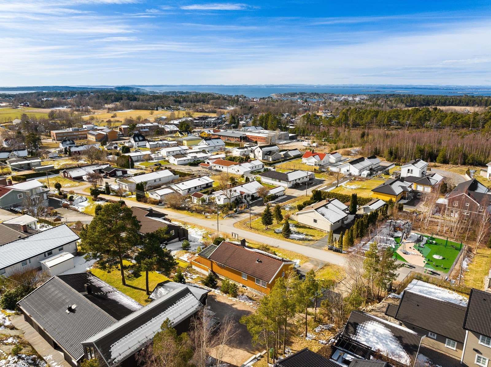 Fra boligen er det kun kort gangavstand til både barneskole, ungdomsskole, dagligvare og helsetilbud. Galleribilde
