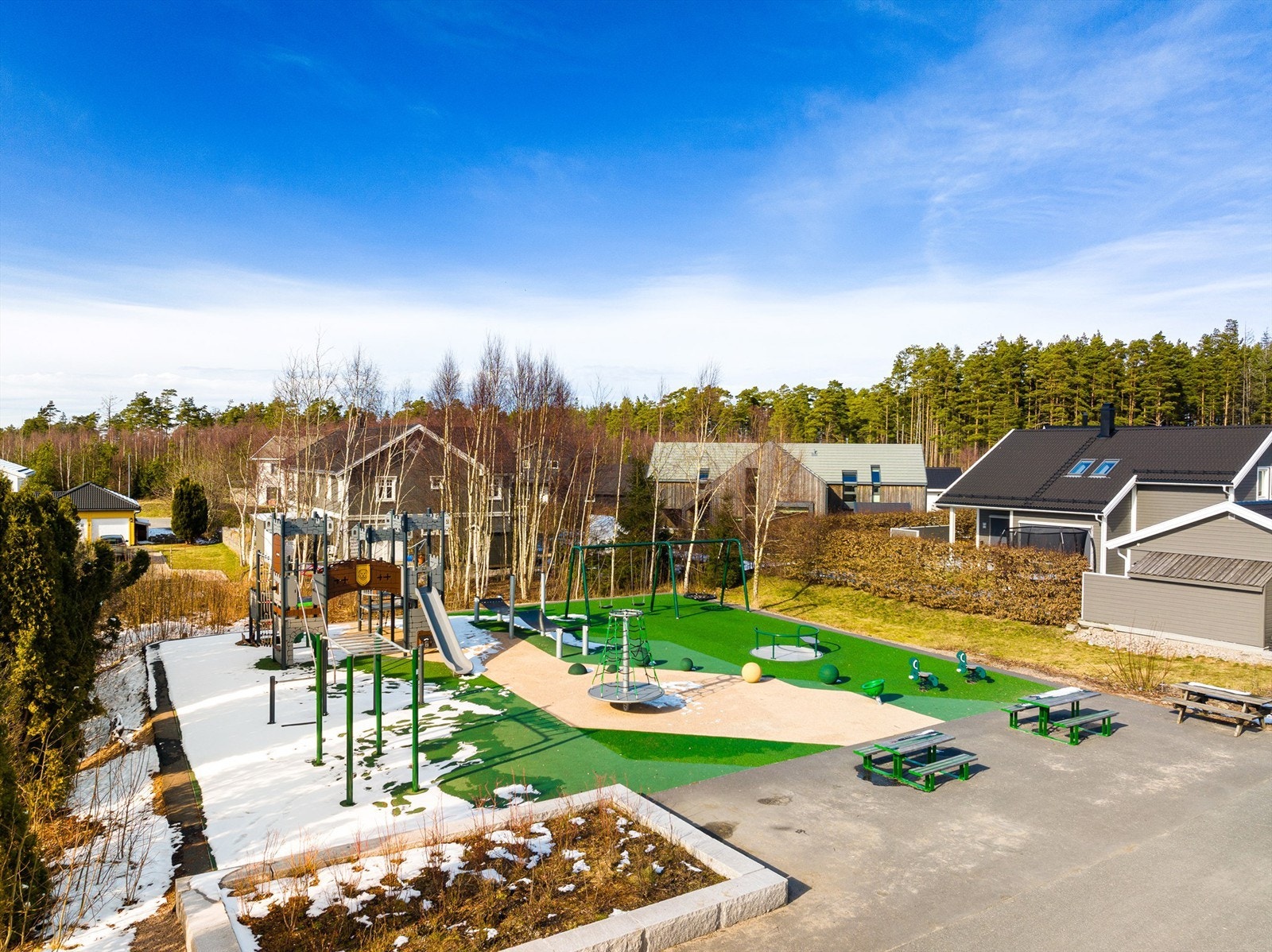 Lekeplassen ble oppgradert i 2023 og utgjør en naturlig møteplass for barna i nabolaget. Galleribilde