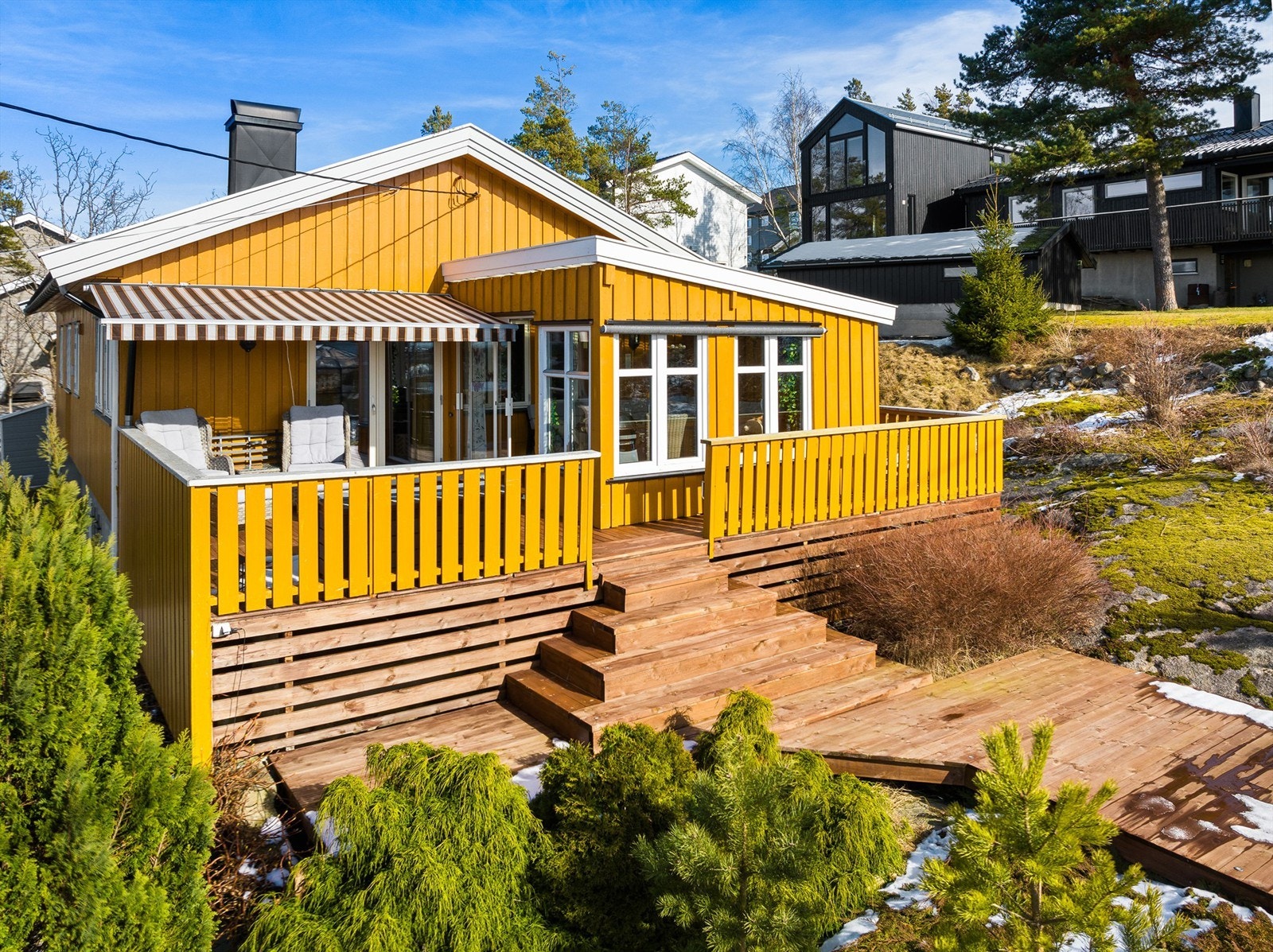 Betydelige oppgraderinger er utført innvendig som utvendig siden 2021. Ny platting og trapp ble oppført i 2024, maling utført samme år. Galleribilde