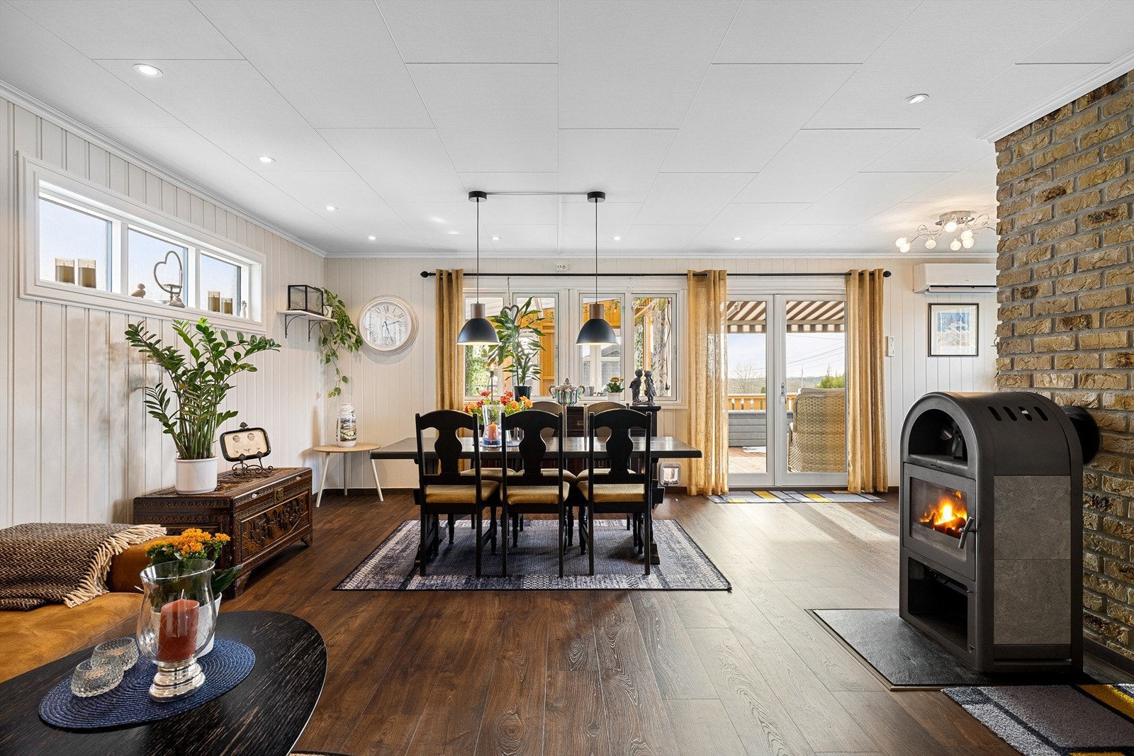 Flere vinduer i første etasje ble skiftet ut gjennom 2022/2023, blant annet i stuen. Ny to-fløyet terrassedør ble samtidig installert. Galleribilde