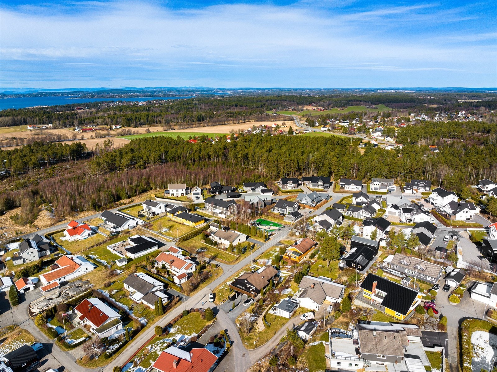 Turmulighetene i skog og mark er mangfoldige. Langs fjorden finnes en rekke fine badesteder, de fleste innenfor sykkelavstand. Galleribilde