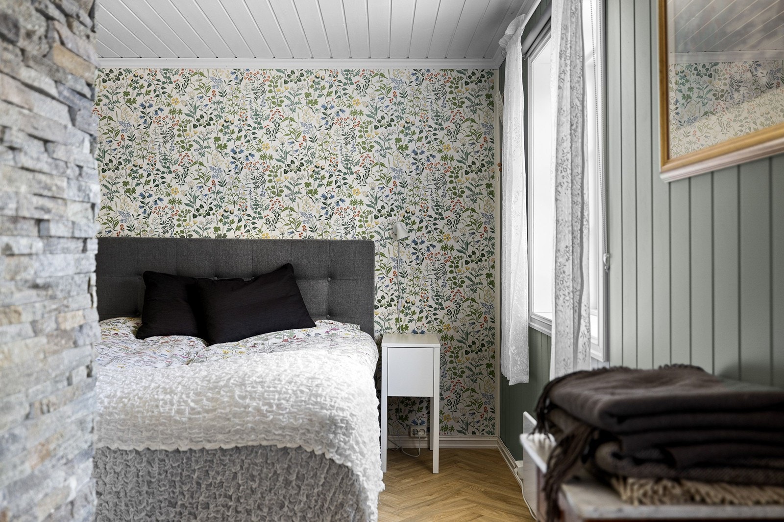 Rommets indre del er byggemeldt som bod/hobbyrom, bruksendring til soverom er ikke søkt om eller godkjent. Galleribilde