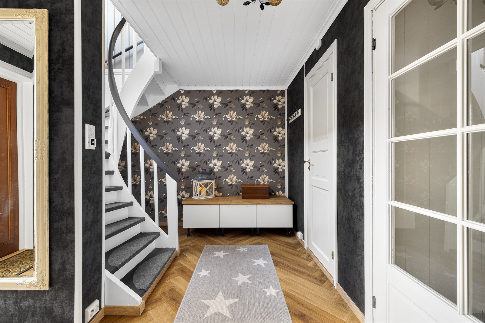 Et separat toalettrom/gjestetoalett er lett tilgjengelig fra hallen - vis á vis trappen. Galleribilde