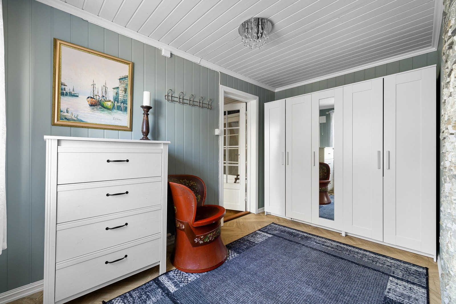 Nye store garderobeskap ble også installert i 2021 og medfølger. Galleribilde