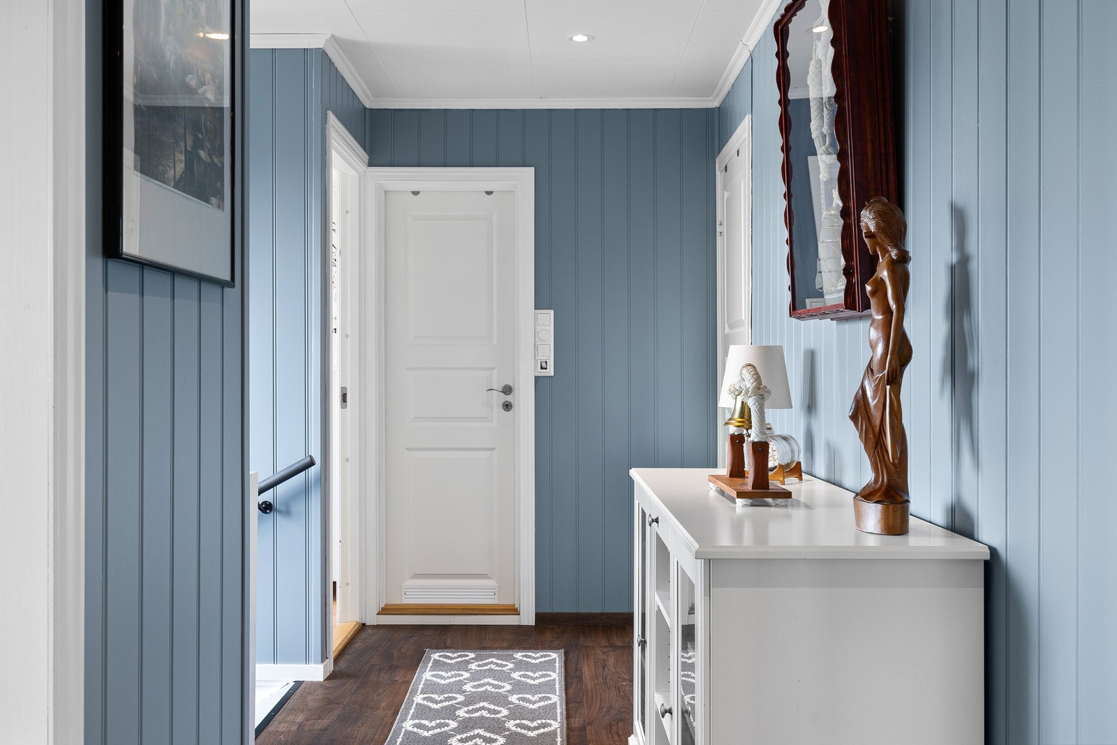 Rundt gangen i første etasje er både badet og to av soverommene samlet. Galleribilde