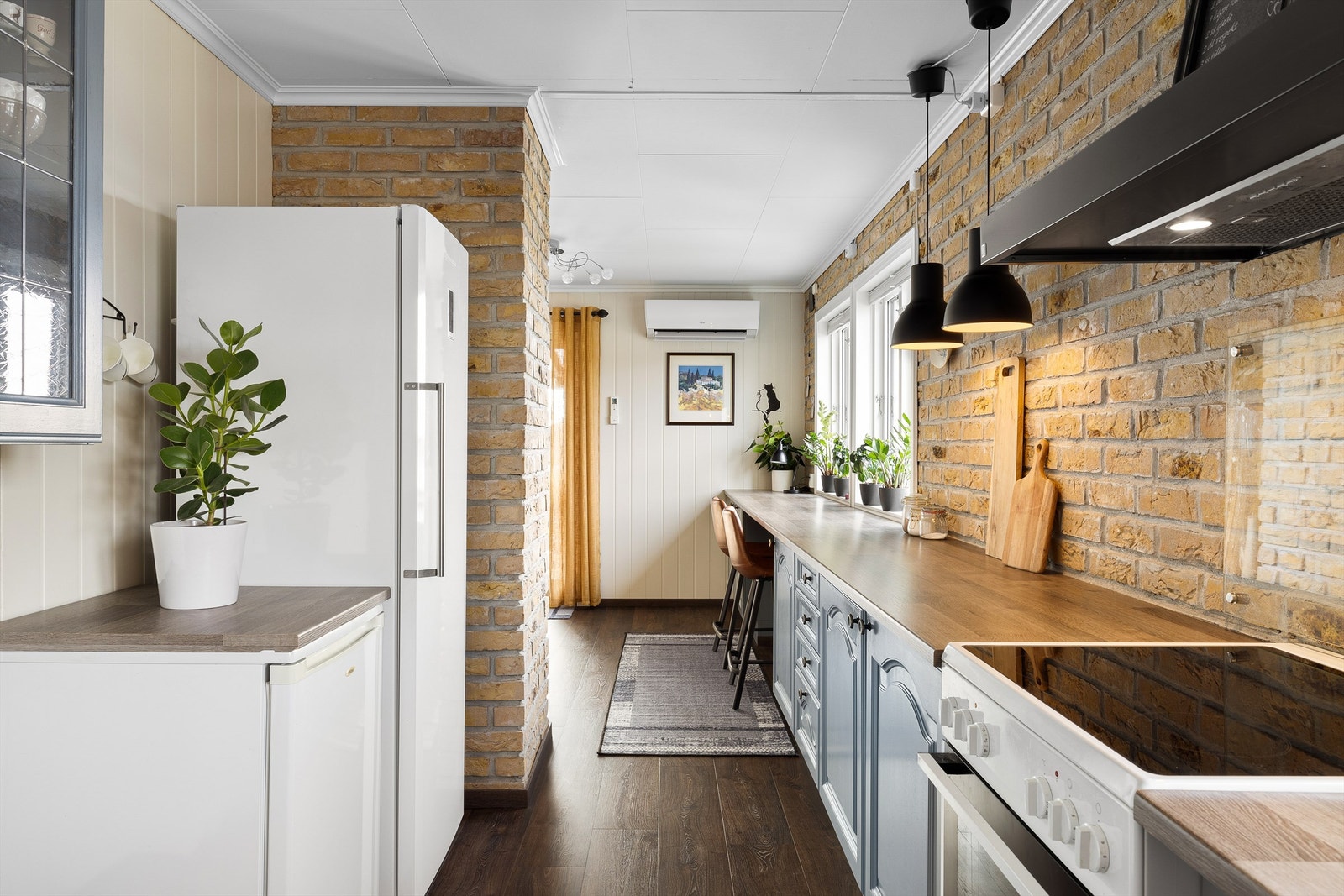 Meterlange arbeidsflater og mange oppbevaringsmuligheter gjør kjøkkenet praktisk i daglig bruk. Galleribilde