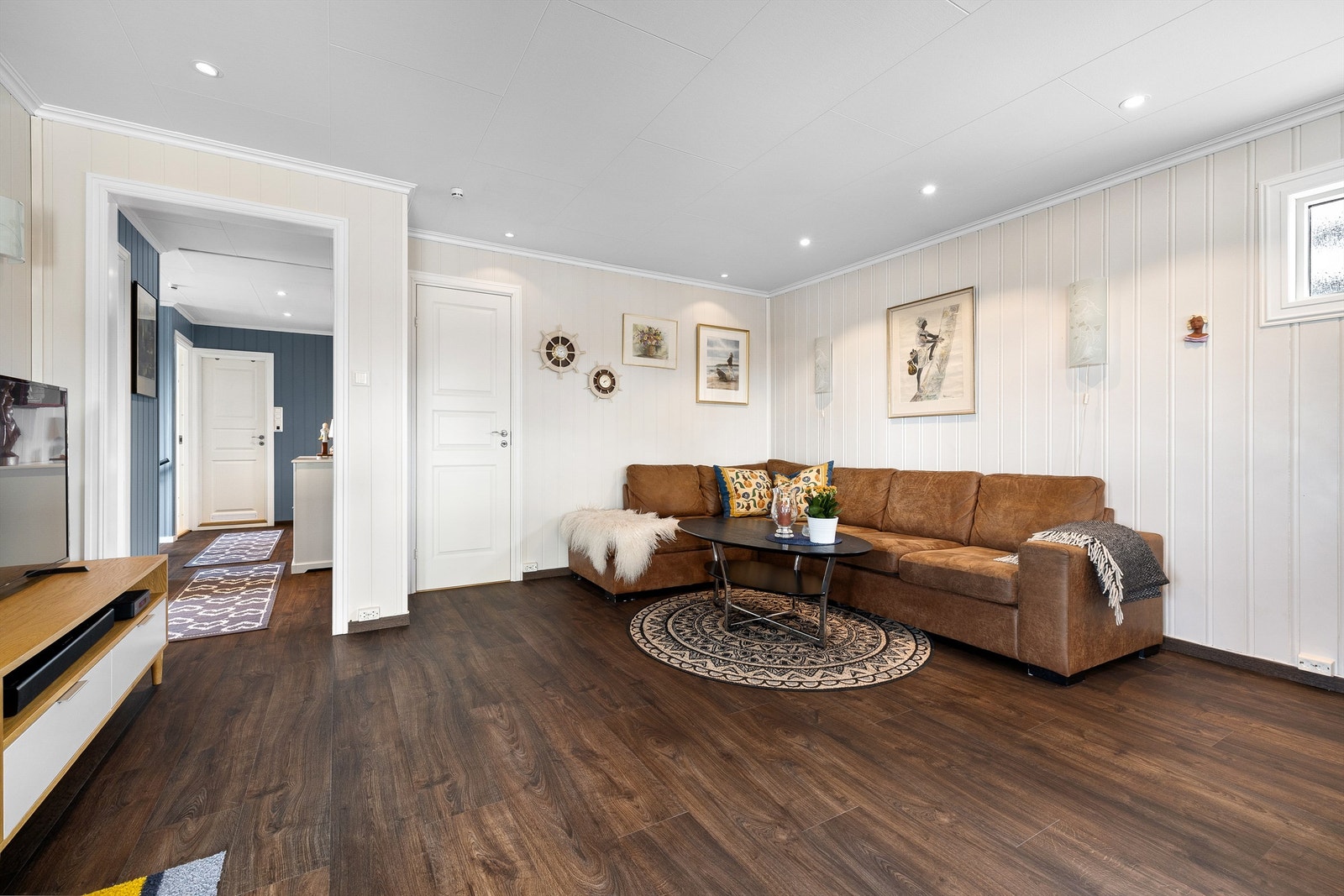 Nytt gulv er lagt gjennomgående og helhetlig mellom stuen, kjøkkenet og gangen. Galleribilde