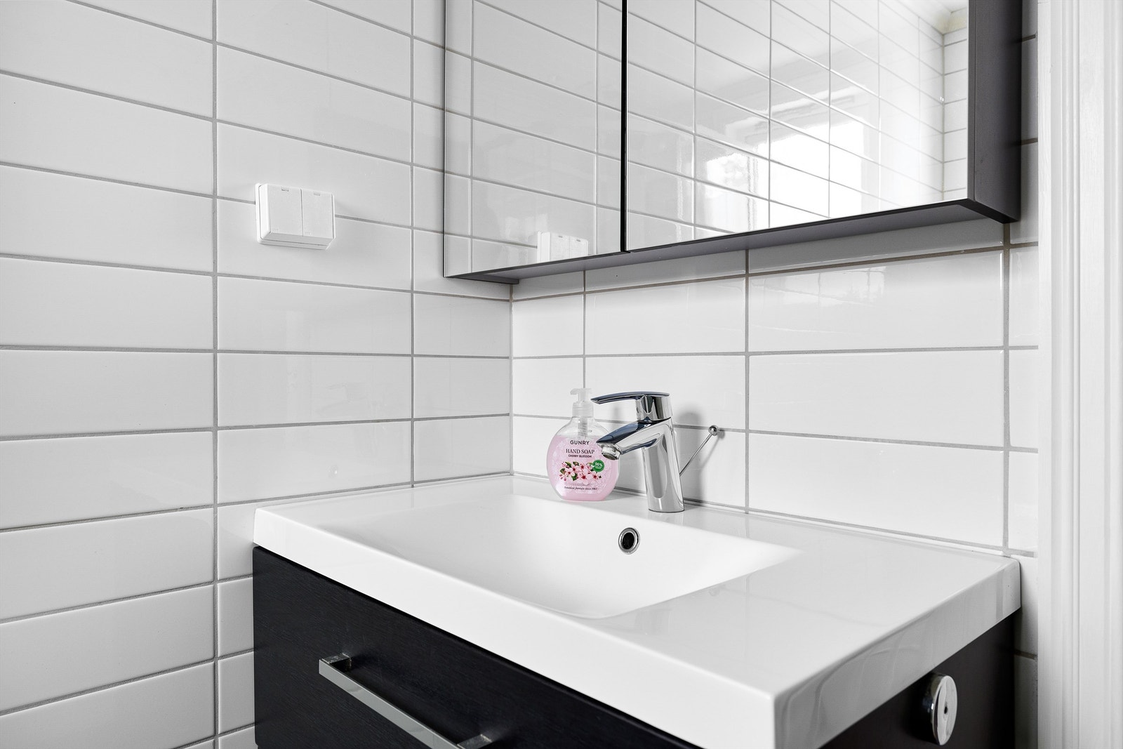 Baderomsmøblene har oppbevaringsmuligheter i både speilskap og hendige servantskuffer. Galleribilde