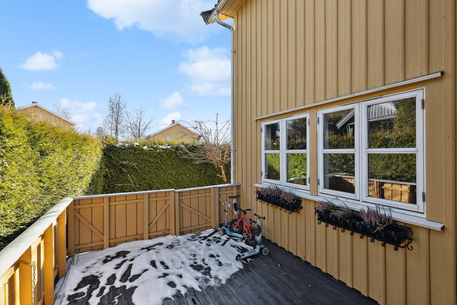 Terrasse i forbindelse med inngangspartiet. Galleribilde