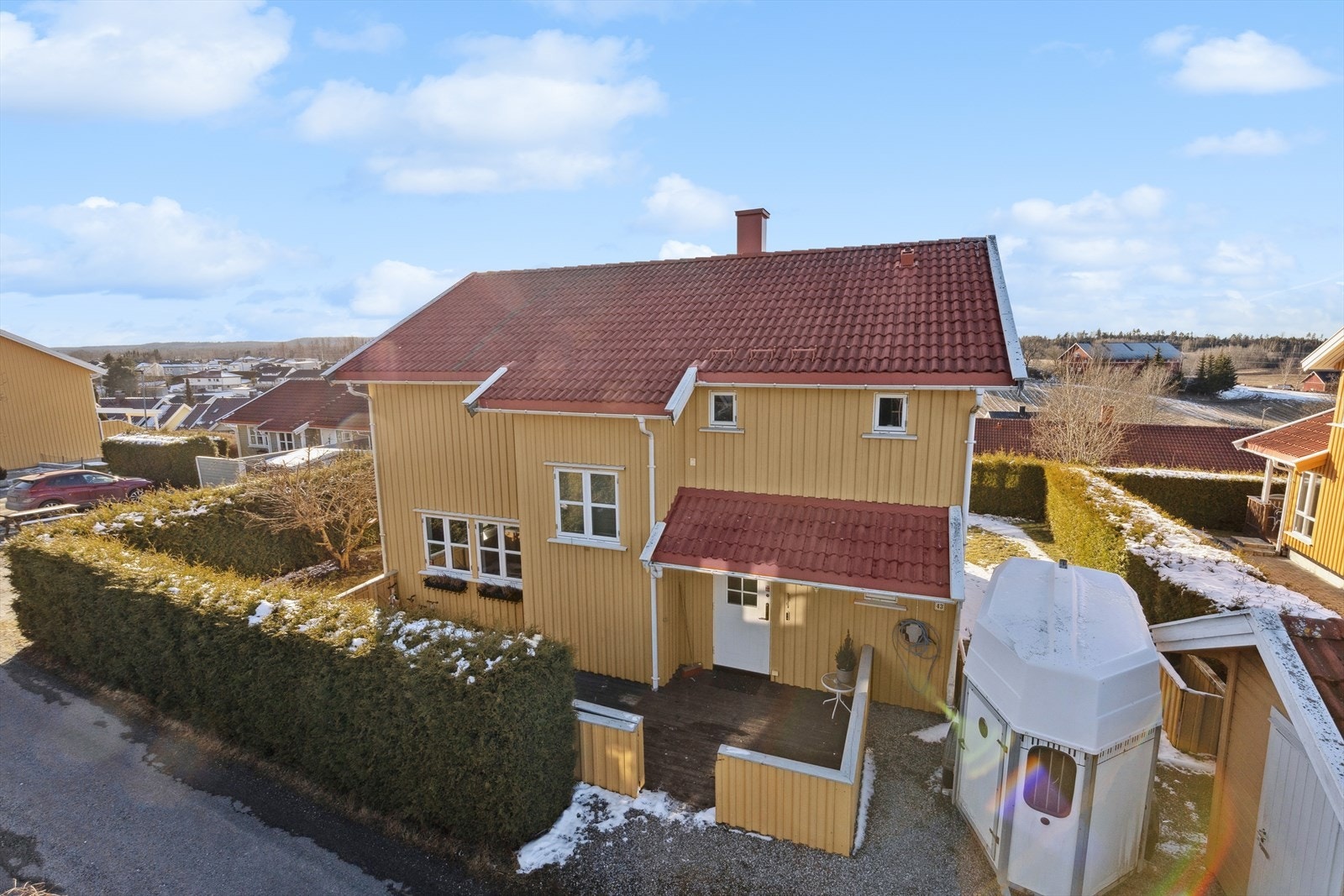 Det er en biloppstillingsplass utenfor huset, samt utebod. Galleribilde