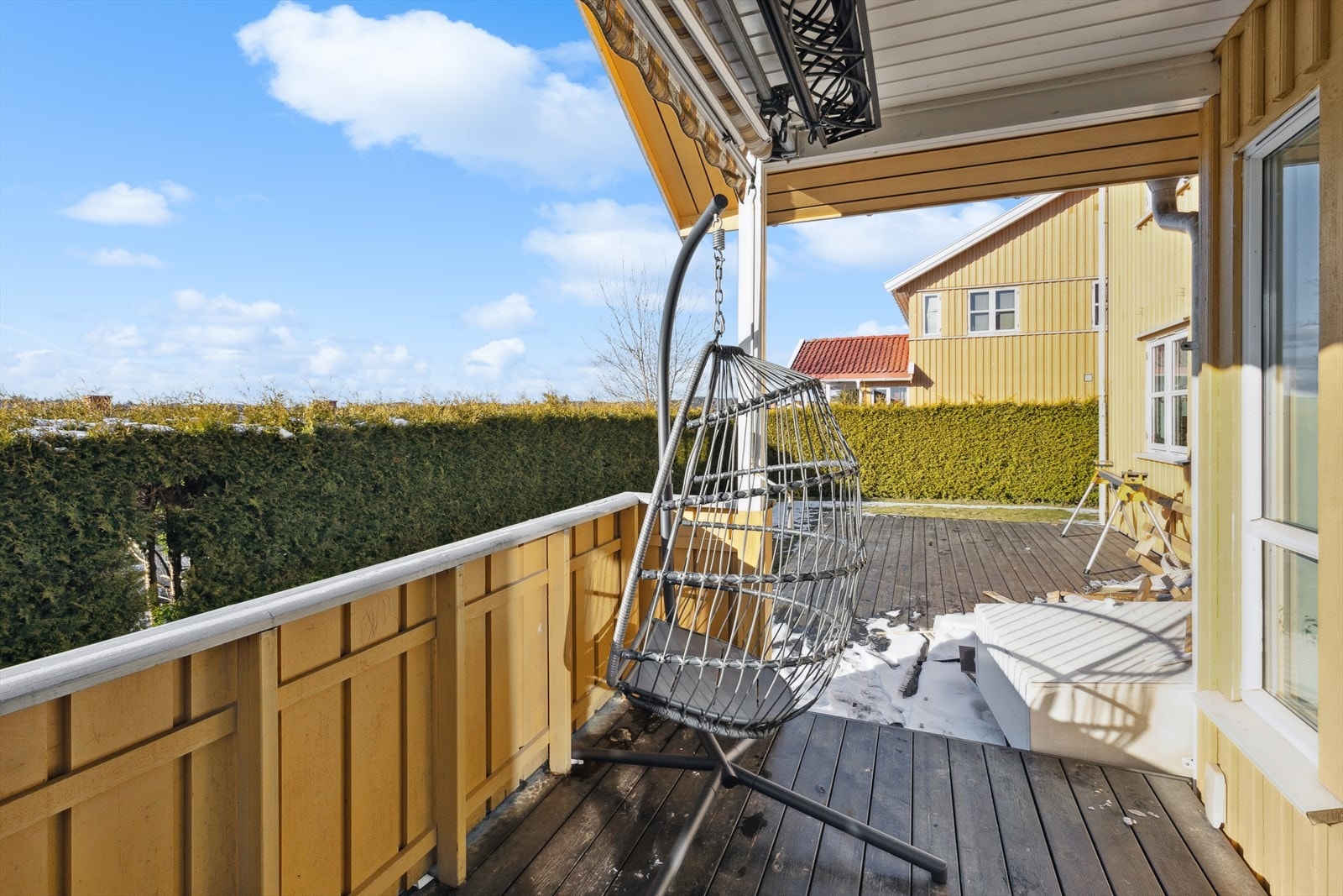Skjermet terrasse og hage Galleribilde
