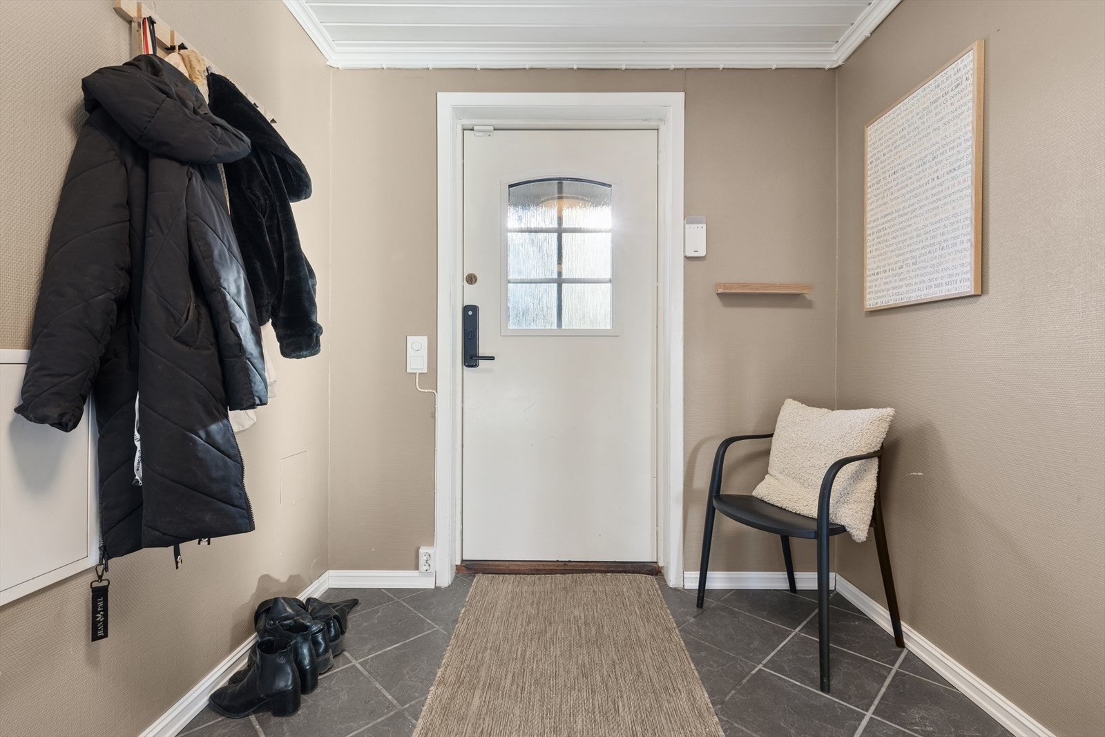 Romslig entré med skyvedørsgarderobe. Galleribilde