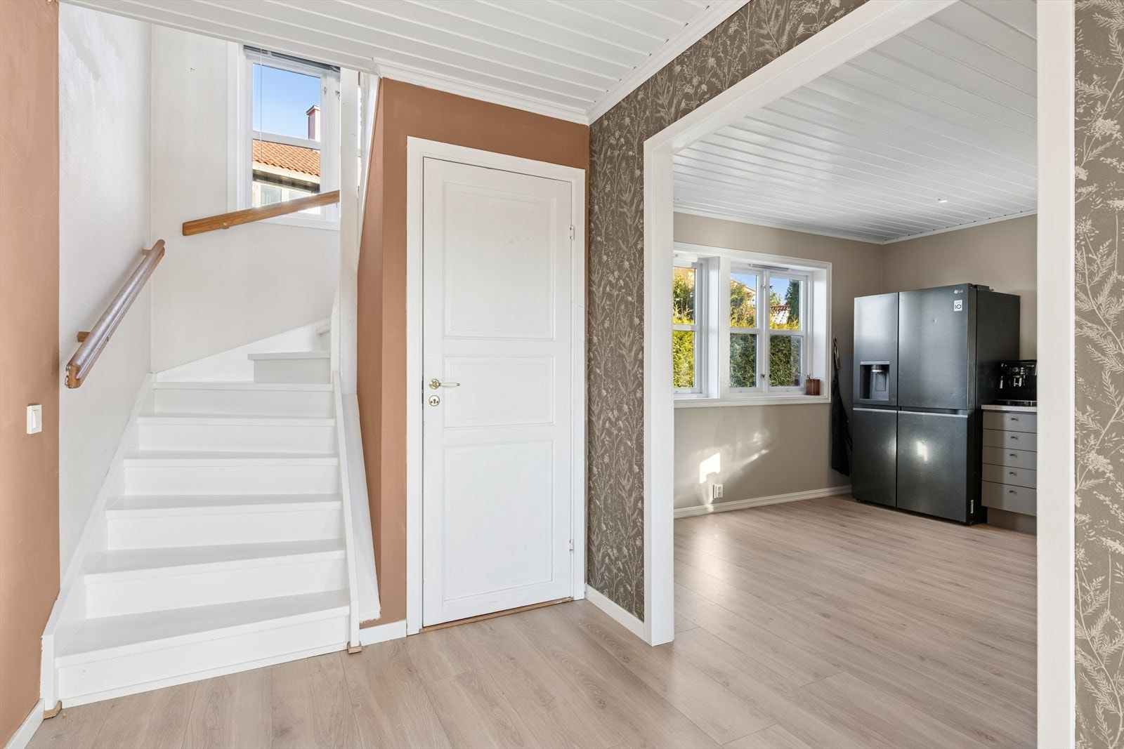 Det er bod under trappen opp til andre etasje. Galleribilde