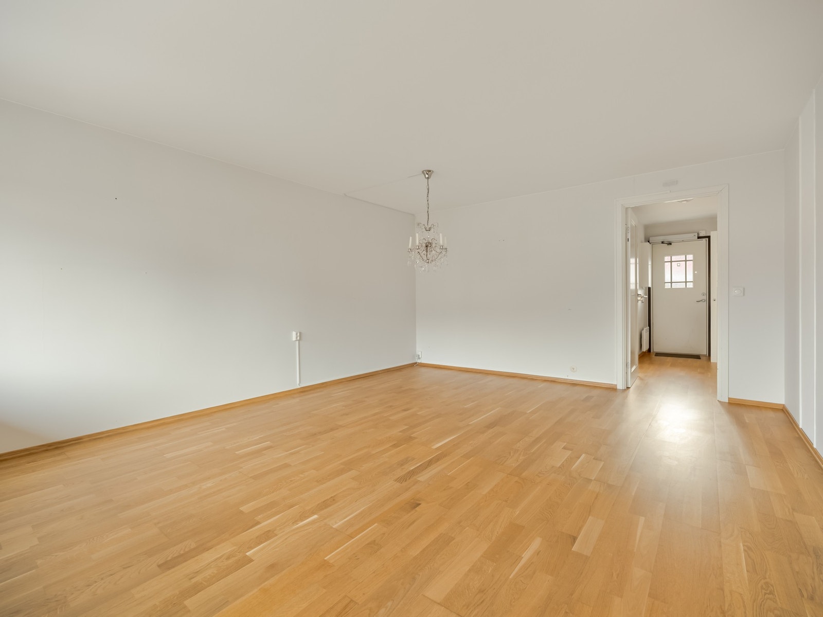 Det er god plass til sofagruppe og spisebord hvis man ønsker det. Stuen vender mot vest og har derfor gode lysforhold. Galleribilde