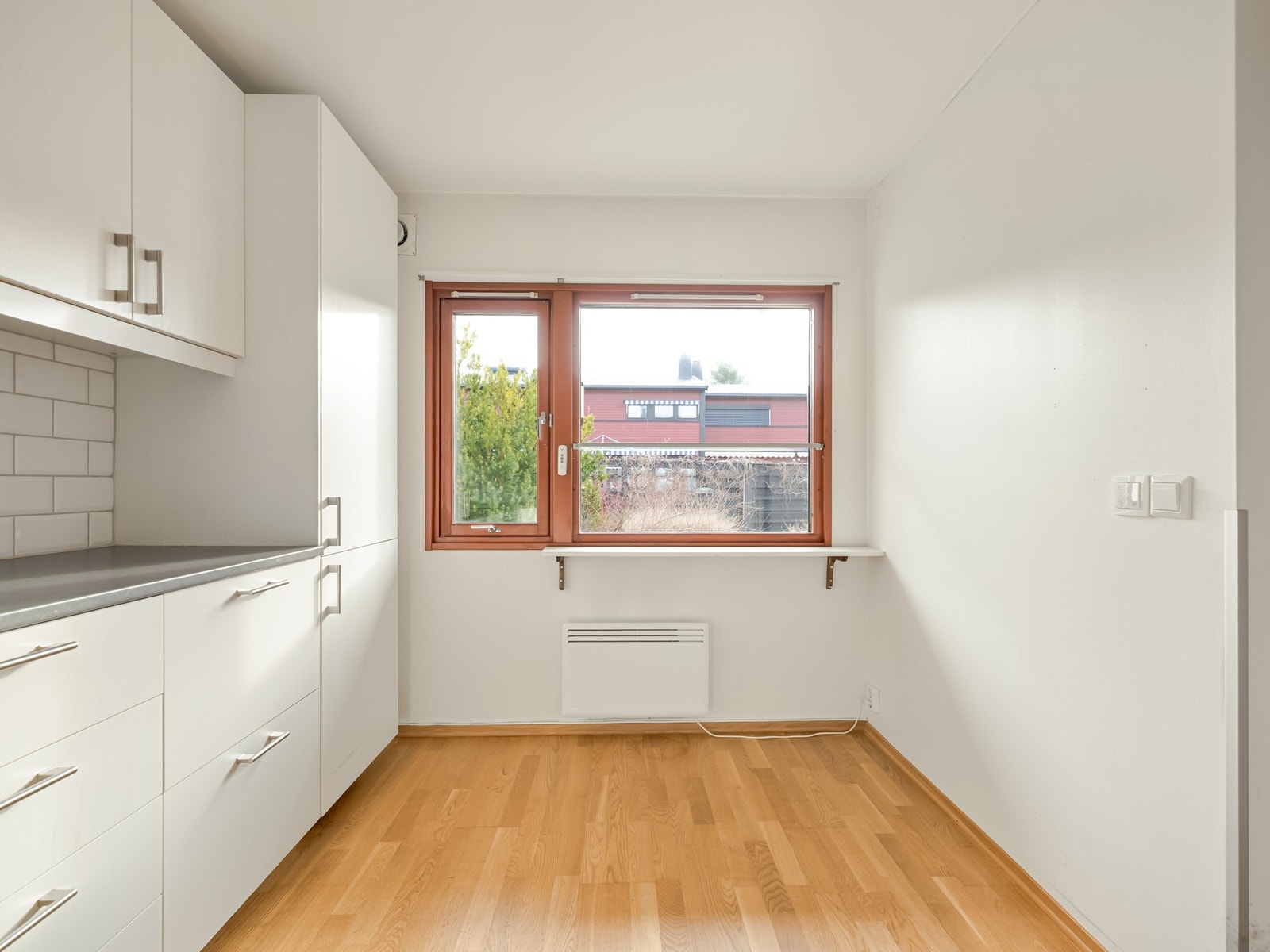 Ønsker man et kjøkkenbord er det naturlig plass til det ved vinduet. Galleribilde