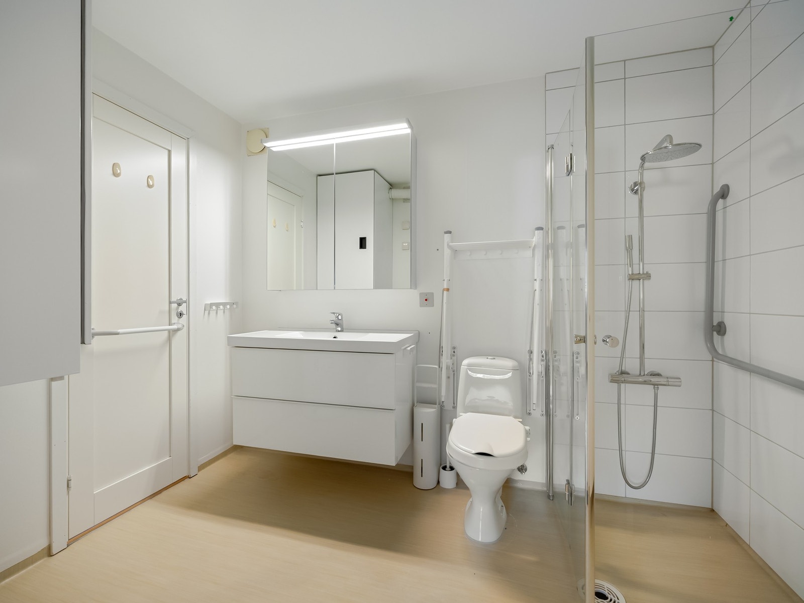 Baderommet er vurdert til å være fra byggeår, men fikk i følge tidligere salgsoppgave ny delvis ny innredning og garnityr i 2015. Galleribilde