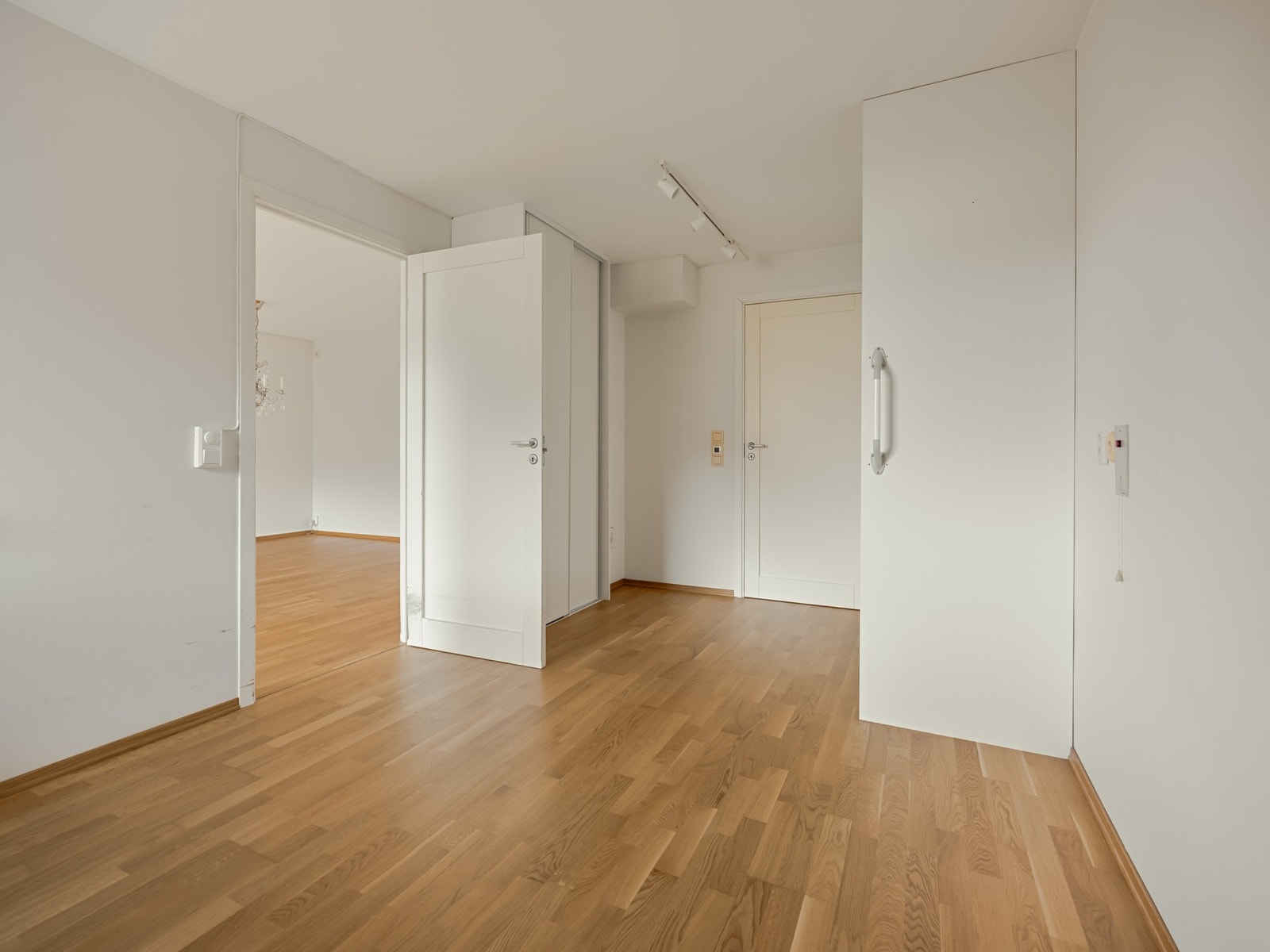 På det største soverommet er det god plass til stor dobbeltseng. Her er det også innredet med skyvedørsgarderobe, og det er dør inn til baderommet. Galleribilde