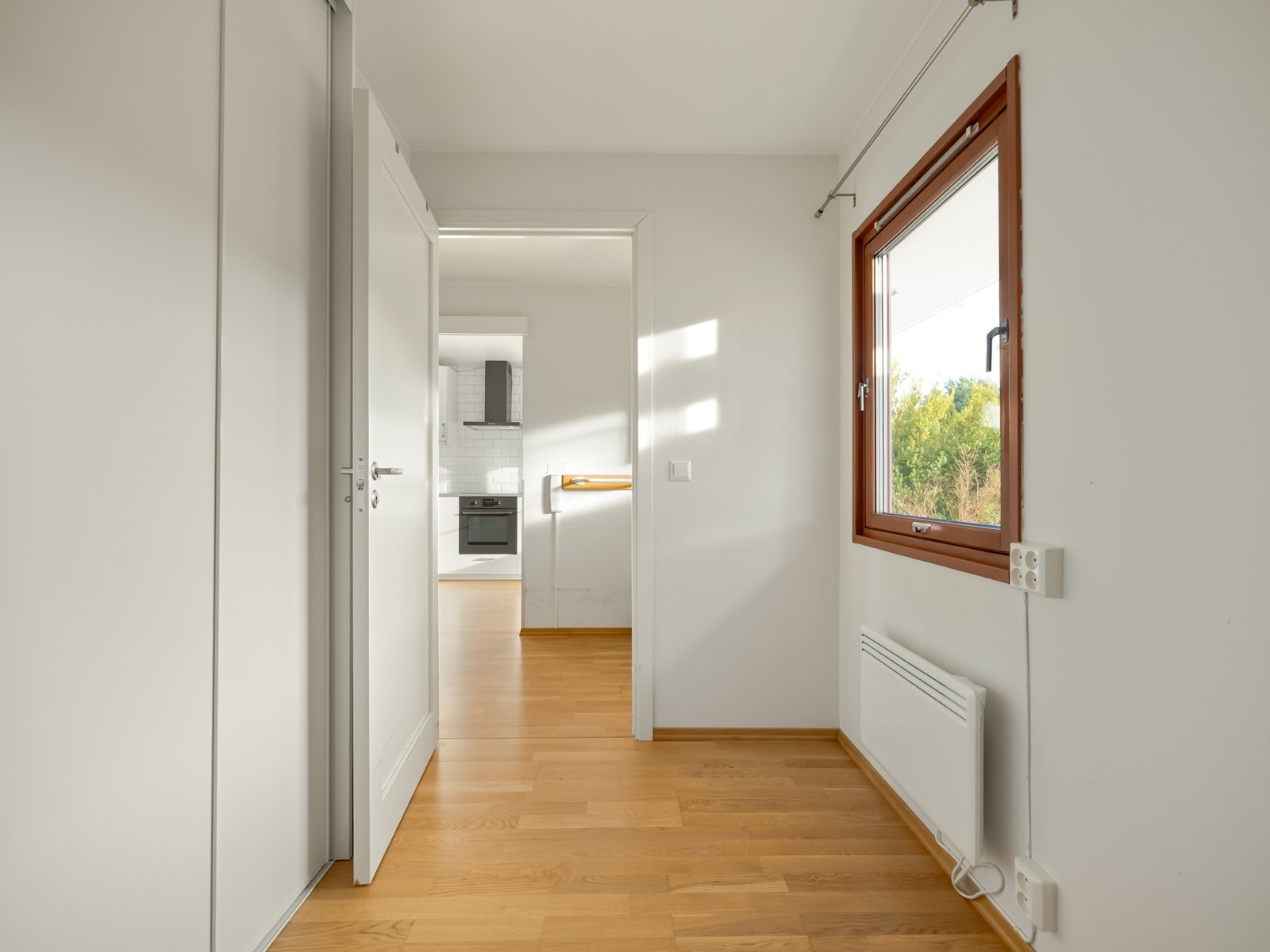 På motsatt side av kjøkkenet finner vi det minste av de to soverommene. Galleribilde