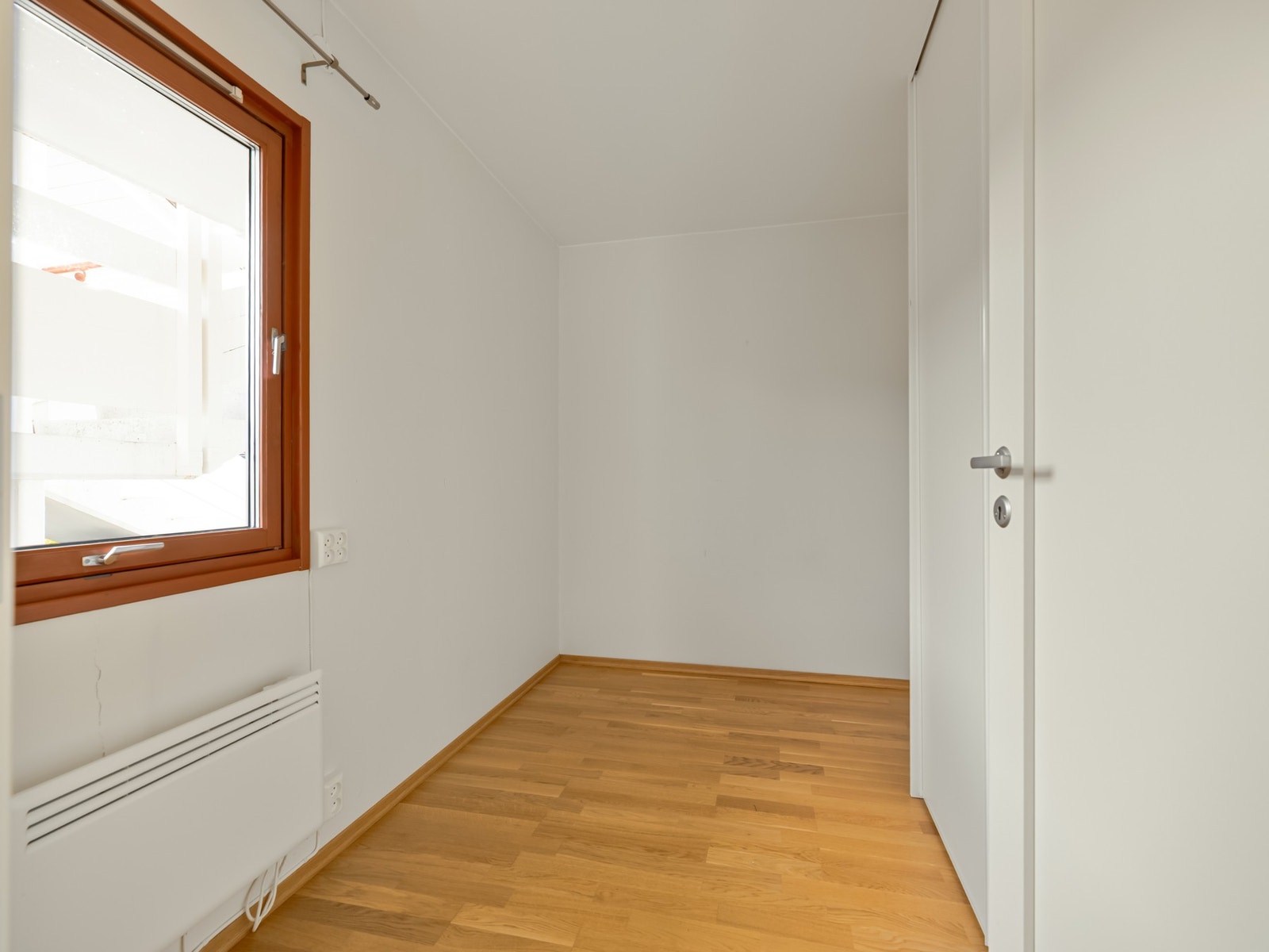 Rommet er innredet med skyvedørsgarderobe, og det er god plass til seng og skrivepult. Galleribilde
