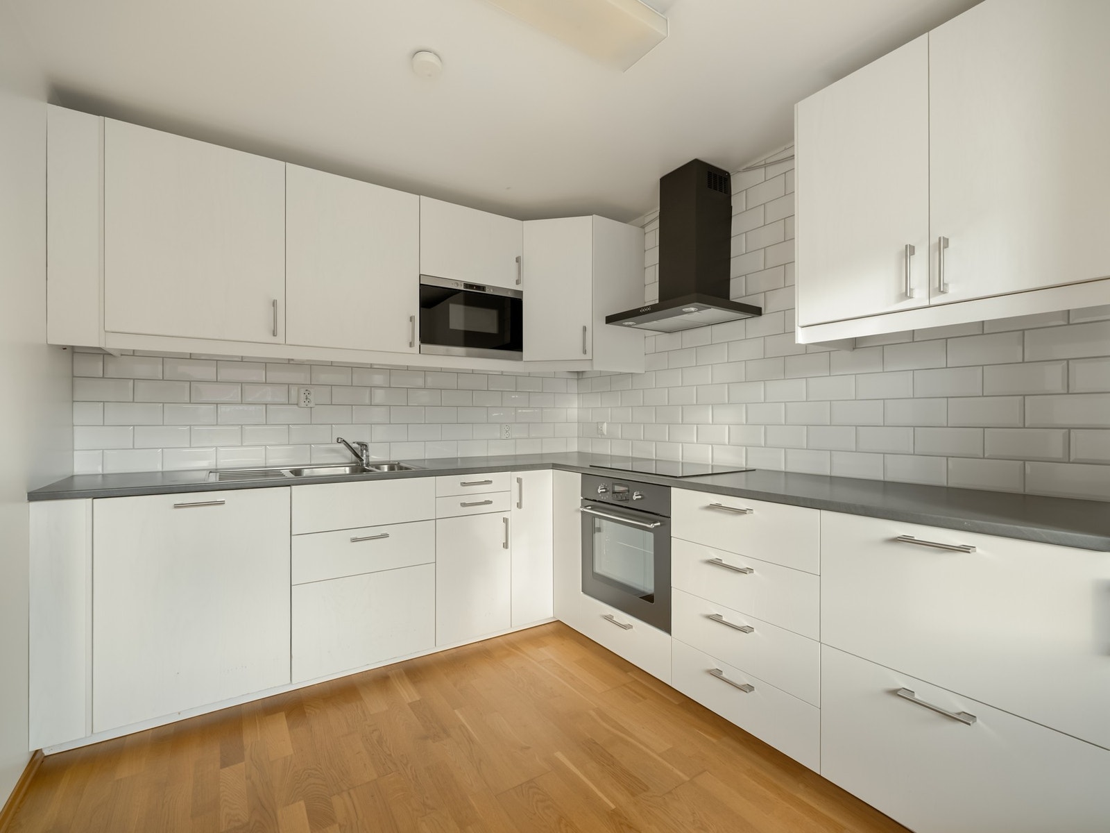 Kjøkkenet har gode oppbevaringsmuligheter. Galleribilde