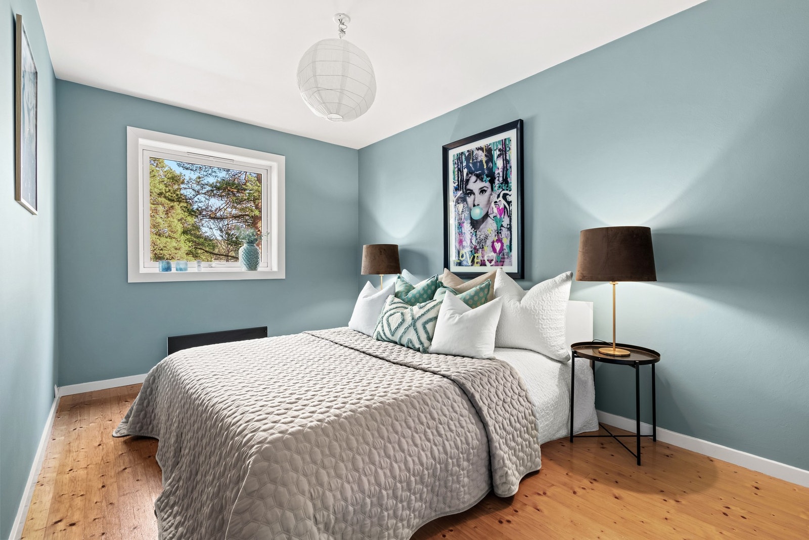 Leiligheten har tre soverom, alle med vinduer som slipper inn godt med naturlig lys. Galleribilde