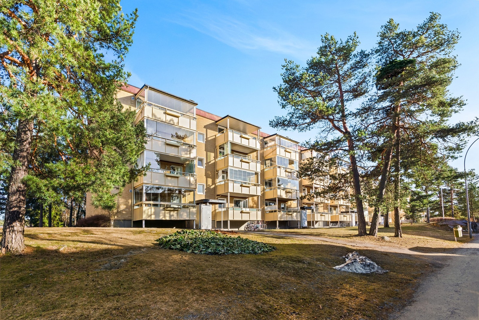 Borettslaget har 165 biloppstillingsplasser med lademulighet. Disse leies ut etter ventelisteprinsippet. Det er også kommunale ladeplasser i Kranveien. Galleribilde