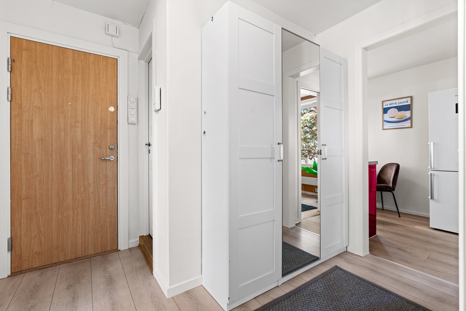 Leiligheten fikk ny ytterdør i 2024. I entreen er det et praktisk garderobeskap for oppbevaring av yttertøy og sko. Ytterligere lagringsplass i to stk. kjellerboder. Galleribilde