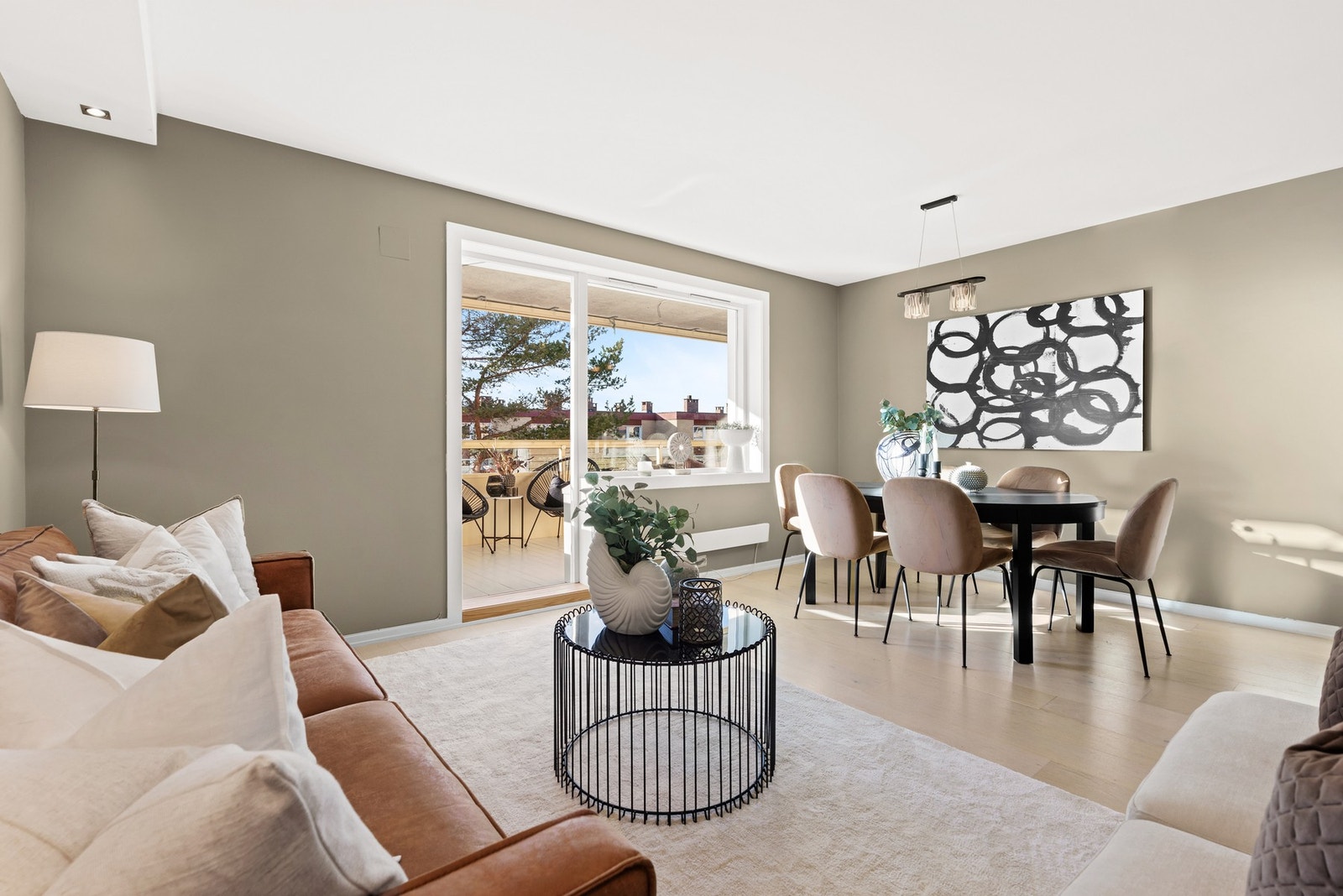 Rommet har god plass til både sofa- og tv-løsning, samt en naturlig sone for spisebord, perfekt for hyggelige måltider. Galleribilde