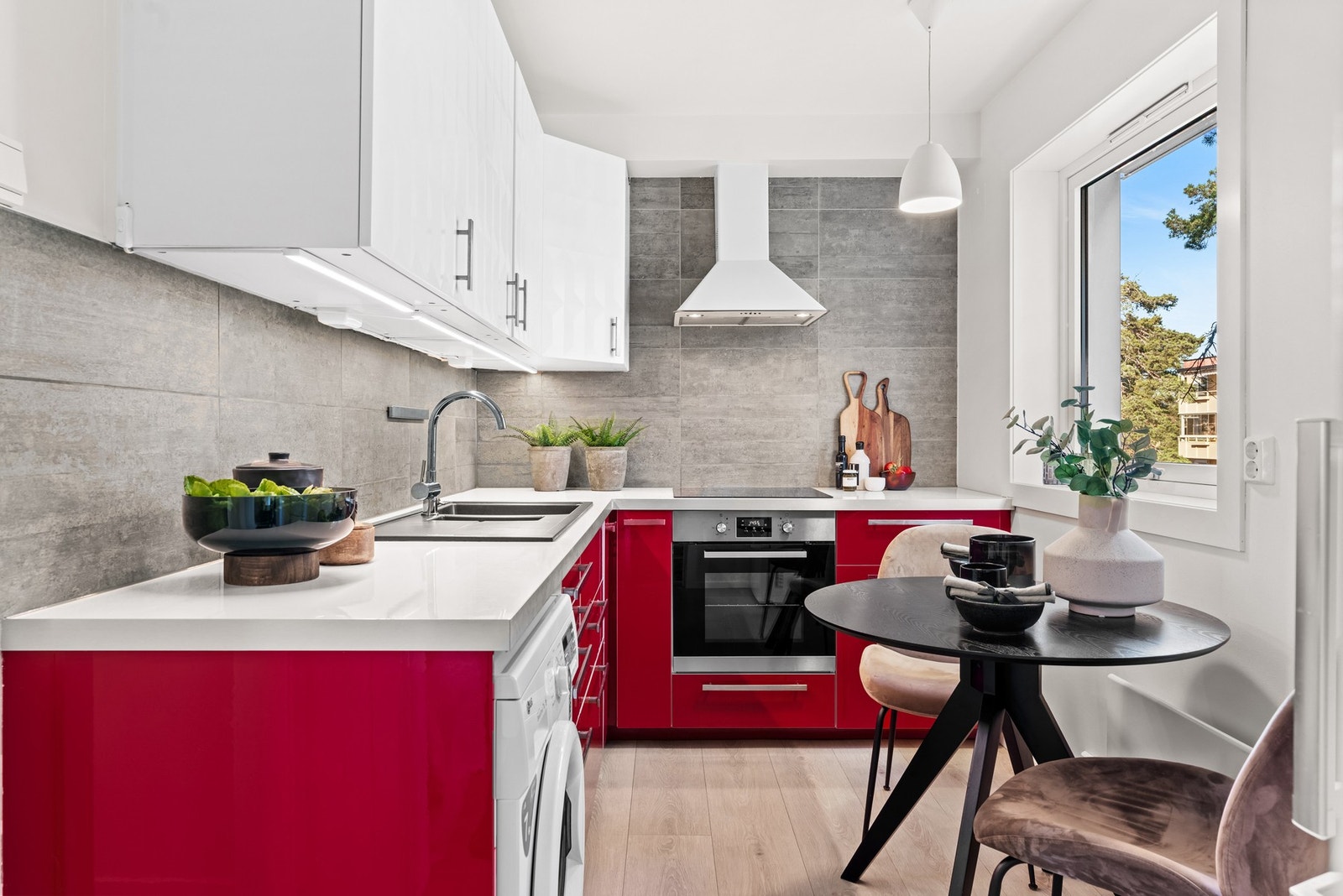 Kjøkkenet ble oppgradert i 2015 med en L-formet innredning fra Ikea. Galleribilde