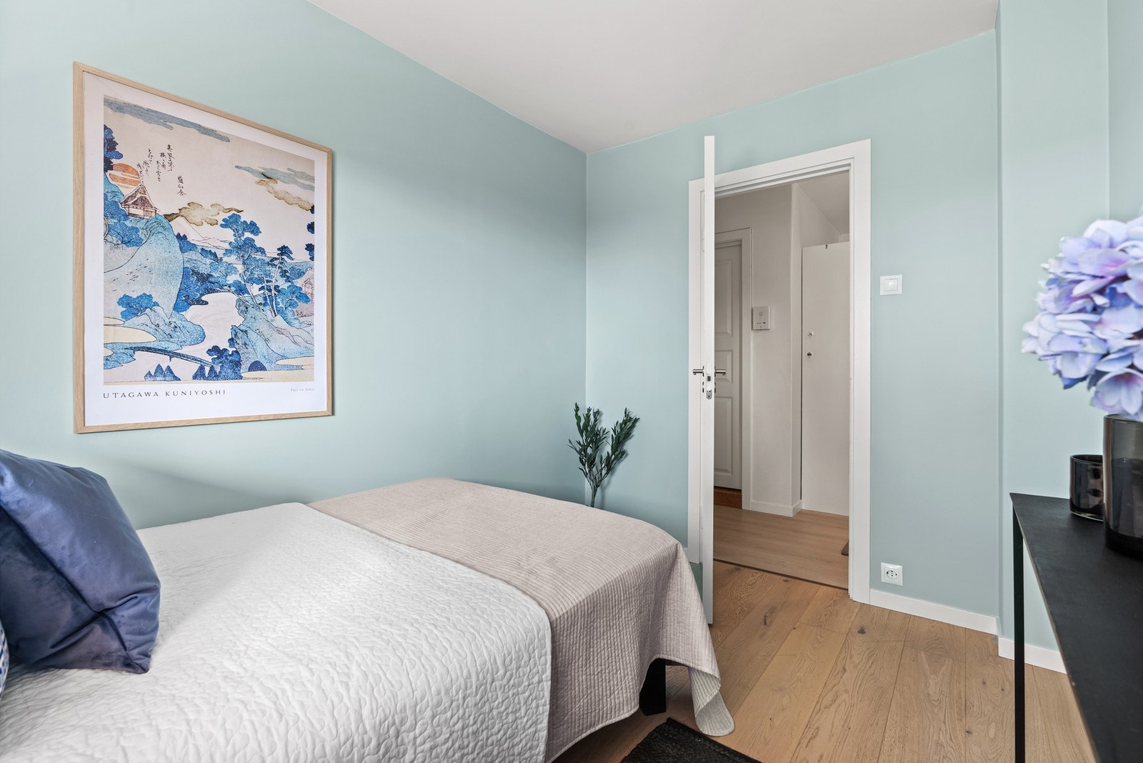 Rommet har god plass til seng, kontorpult og garderobe. Galleribilde