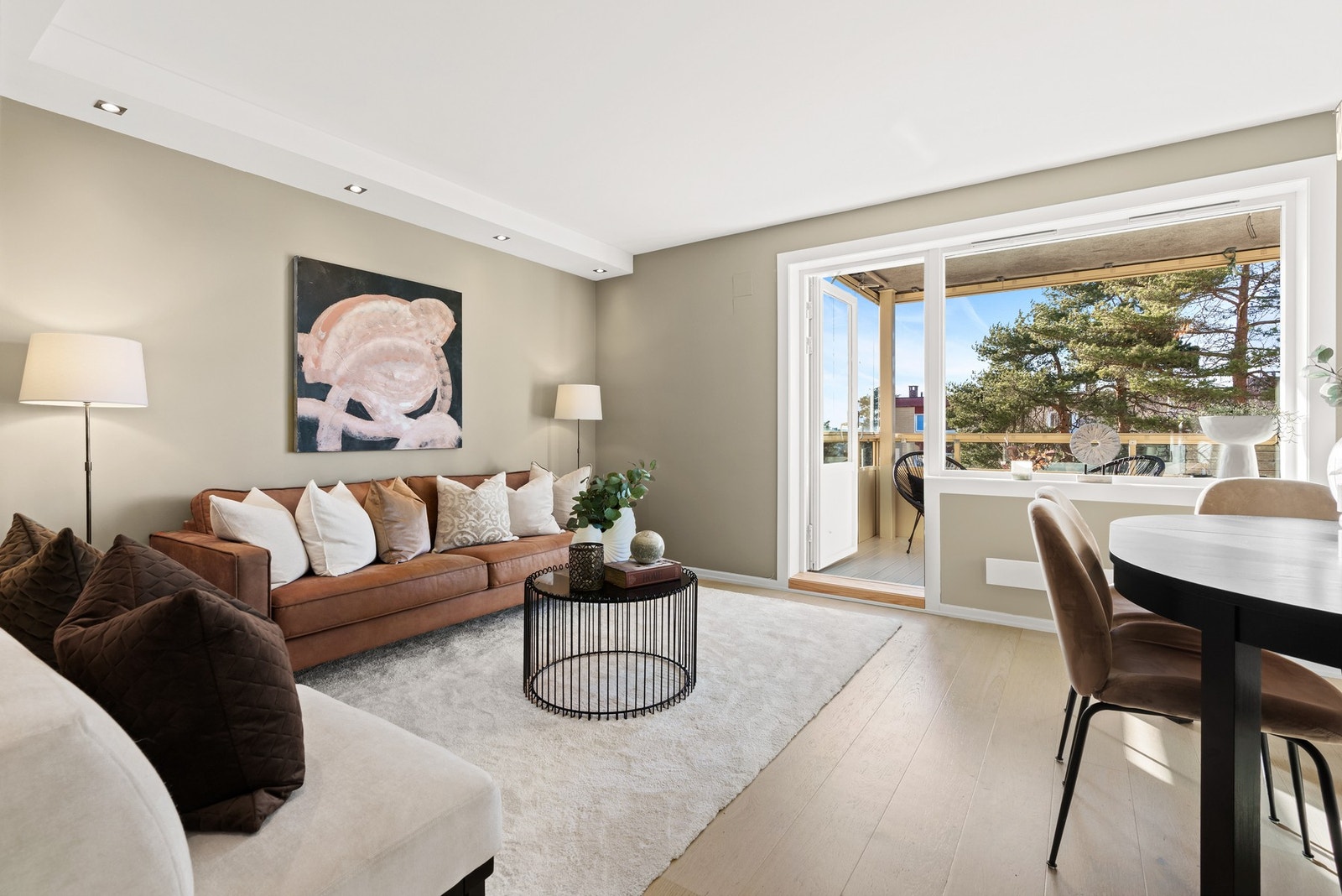 Rommet får godt med naturlig lysinnslipp fra store vindusflater mot vest. Vinduene og balkongdøren ble skiftet i regi av brl. i 2017. Galleribilde