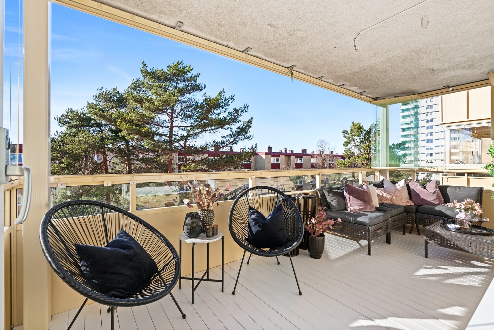 Fra stuen er det utgang til en stor, vestvendt og innglasset balkong på ca. 13 kvm. På varme sommerdager kan innglassingen skyves til siden, slik at sol og luft slipper inn. Galleribilde