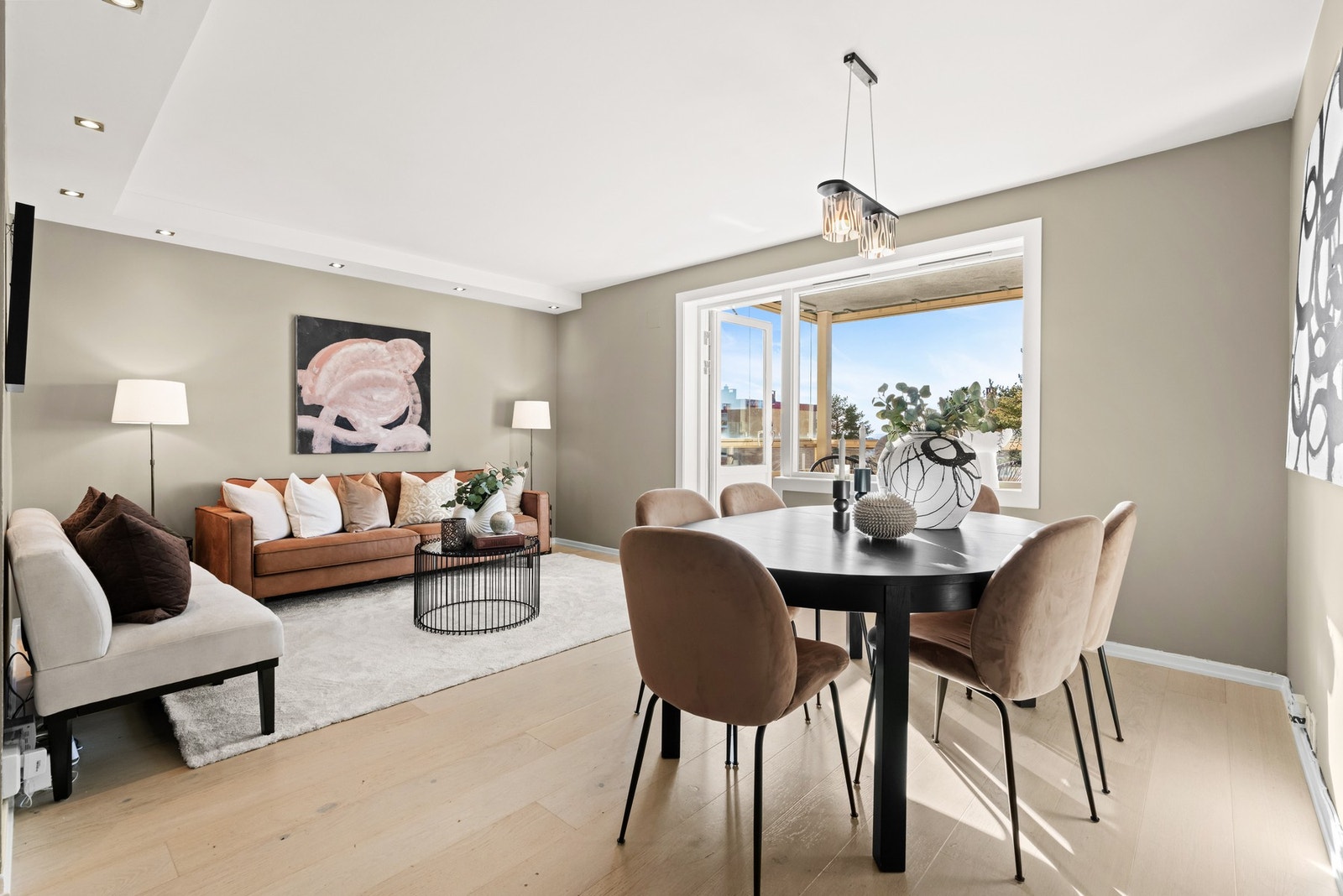 Lys og pen 4-roms på 70m² i tredje etasje. Leiligheten ligger i et barnevennlig og attraktivt område med kort vei til bla. T-bane, skoler og Østmarka. Galleribilde