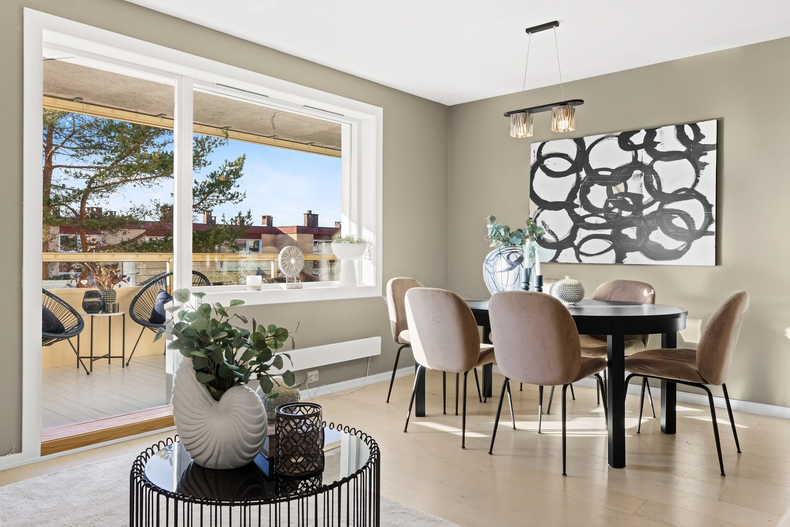 Leiligheten har en lys og innbydende stue med enstavs eikeparkett på gulvet, beigemalte vegger og et hvitmalt, listefritt tak, som rammes inn av innkassede downlights langs to sider. Galleribilde