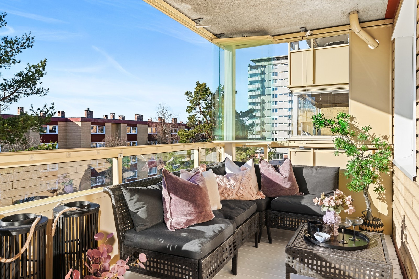 Den romslige uteplassen har rikelig plass til flere komfortable utemøbler og grill. Gulvet på balkongen er kledd med terrassebord og det er montert dobbelt utestikk. Galleribilde