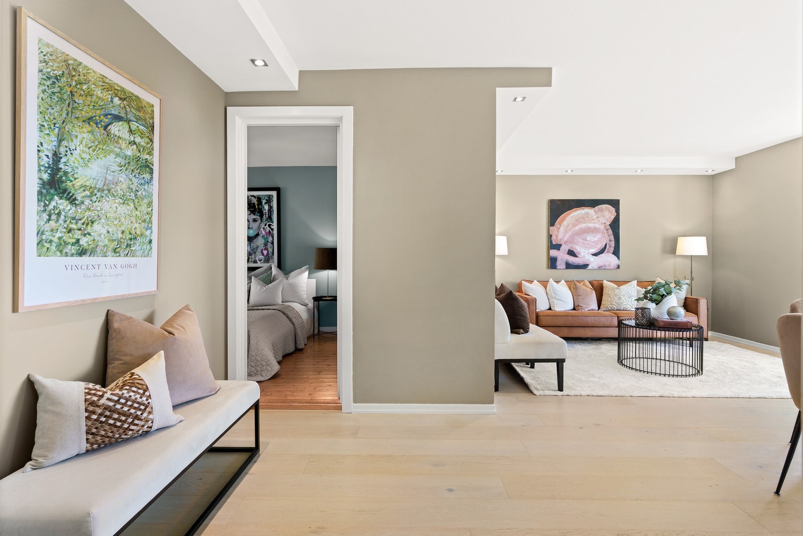 Hele leiligheten, inkludert balkonggulvet, ble malt opp i mars 2025. Galleribilde