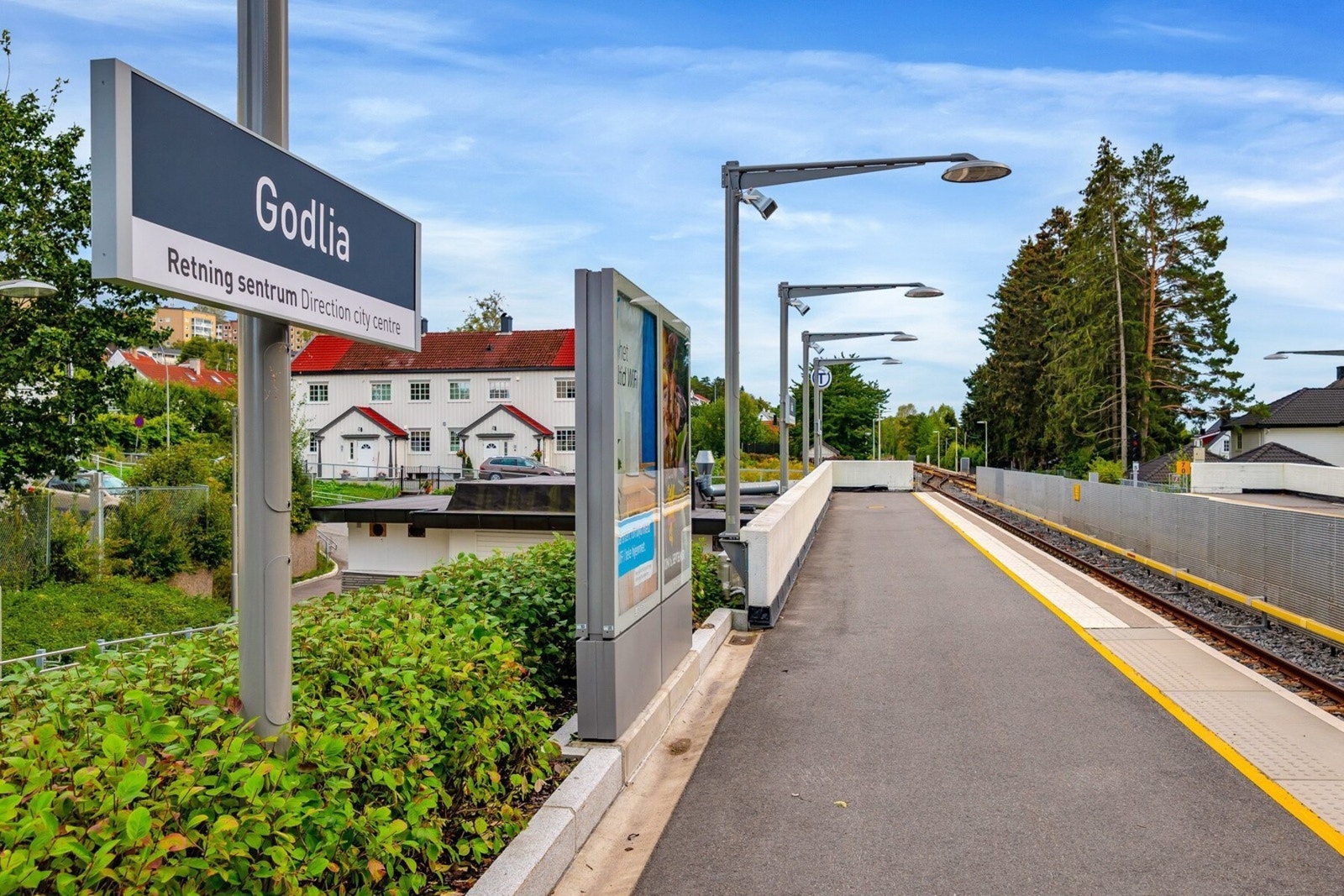 Området gir mulighet for offentlig kommunikasjon via buss og T-bane. Ca. 12 minutters gange til T-banestasjon på Godlia. Galleribilde