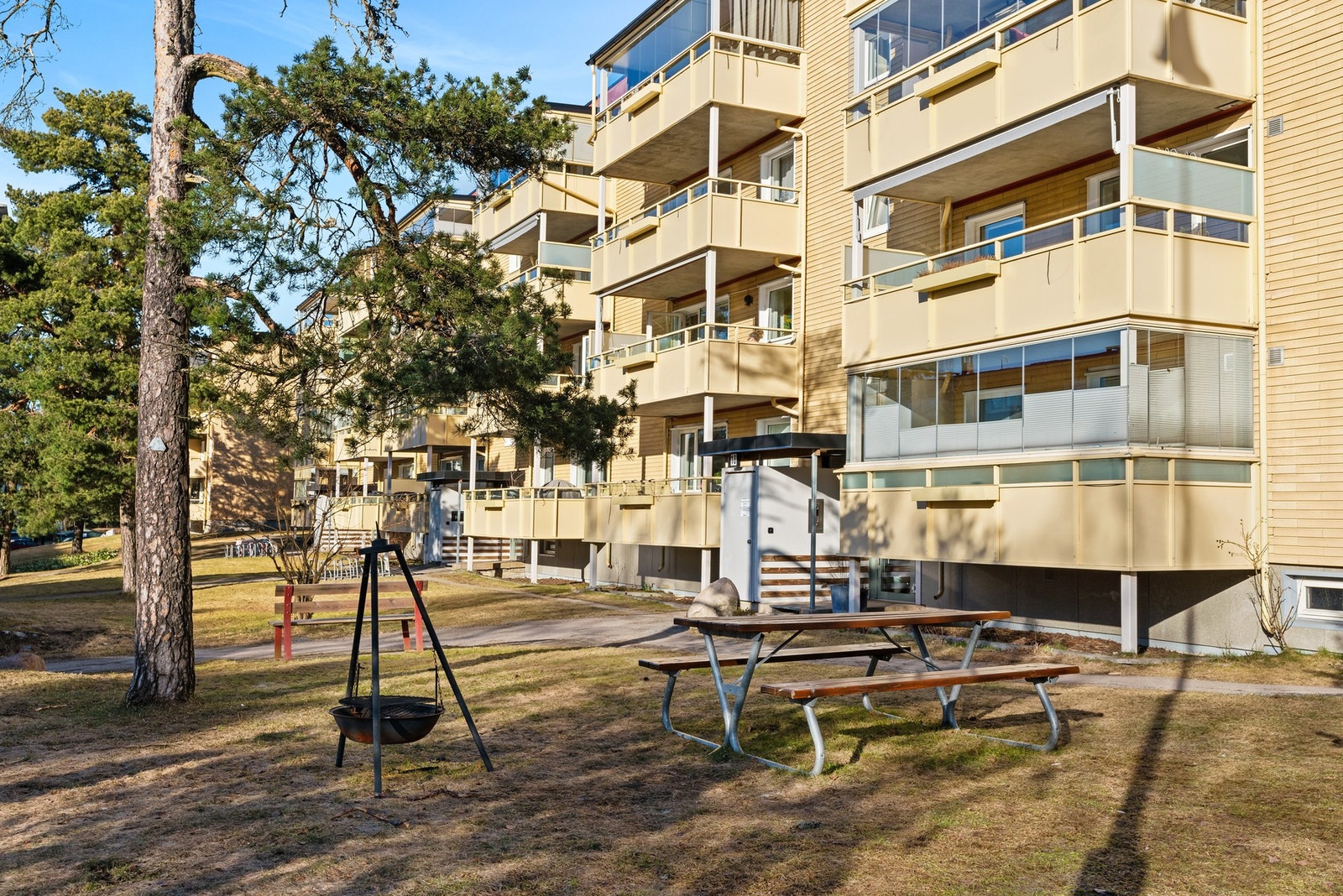 Leiligheten ligger fint plassert i tredje etasje i et veldrevet borettslag. Her kombineres rolige omgivelser med sentral beliggenhet. Galleribilde