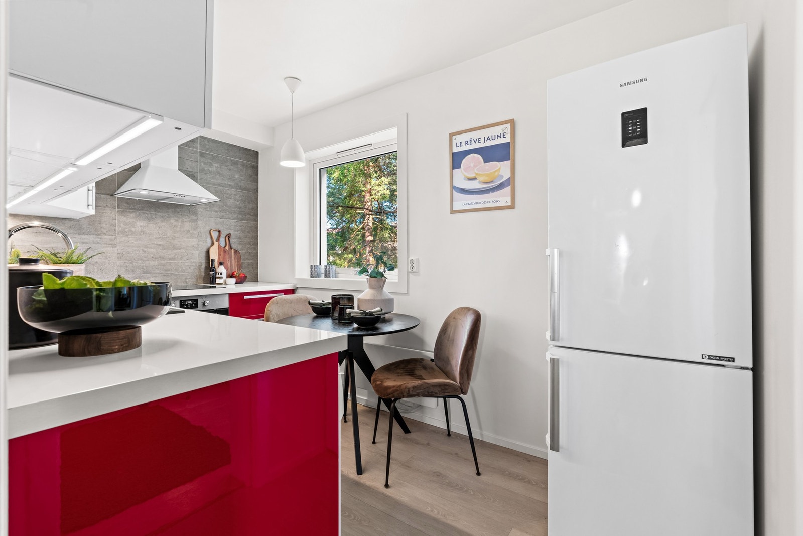 Vi tar turen videre inn på kjøkkenet. Ved vinduet er det fin plass til frokostbord, og rommet vender ut mot rolige grøntarealer. Galleribilde