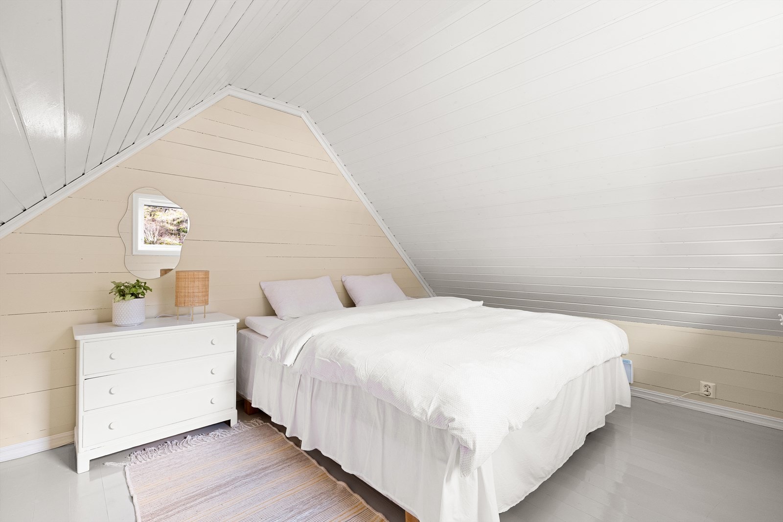 Rom brukt som soverom på loft med tilgang fra soverom i 1. etasje. Galleribilde