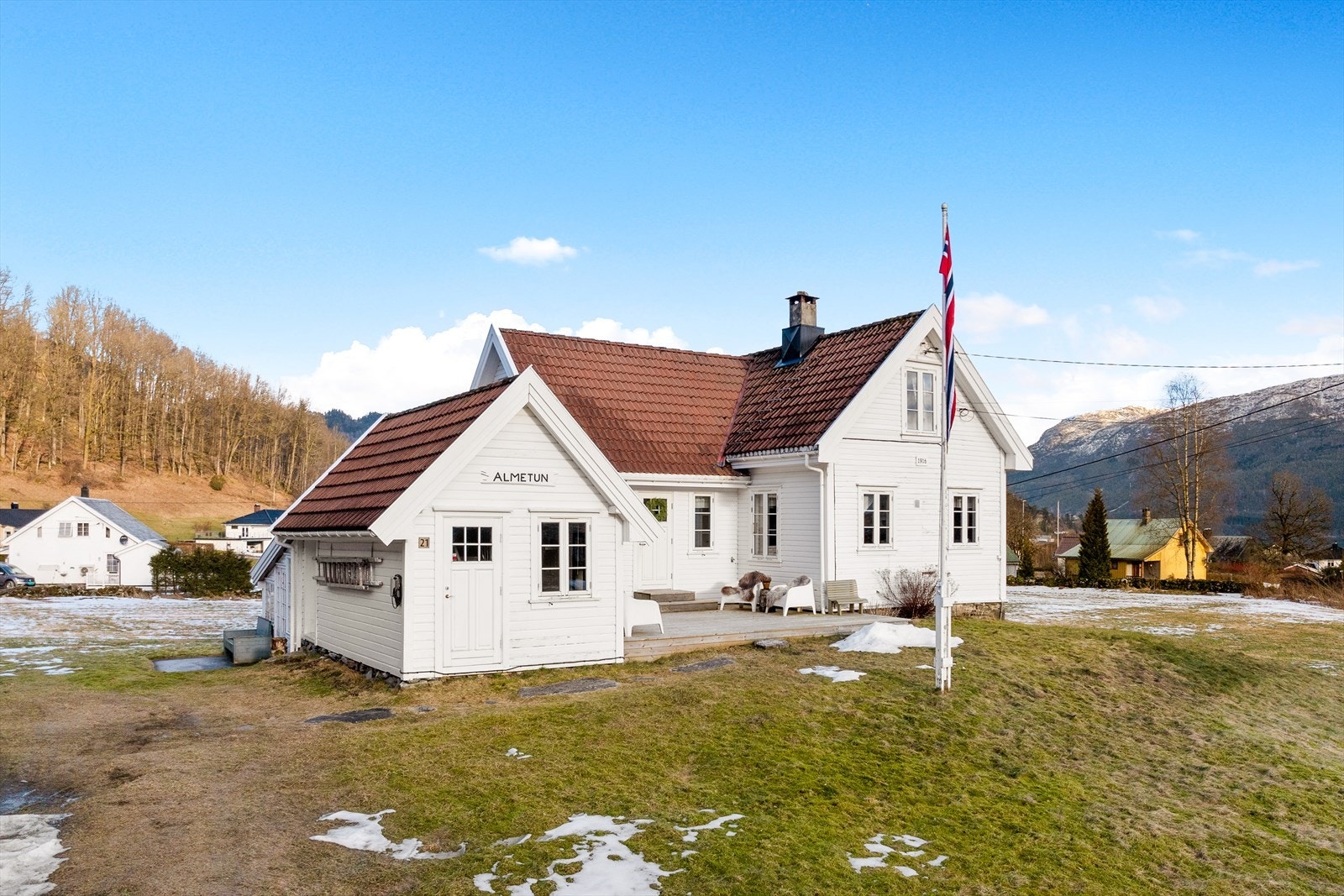 Eiendommen består av enebolig, anneks og sommerhage i bakkant. Galleribilde